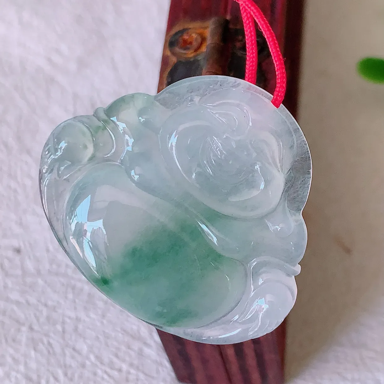 自然光实拍，冰种飘花翡翠佛公吊坠，玉笑佛，饱满，开脸喜庆，配戴优雅迷人！#46.7