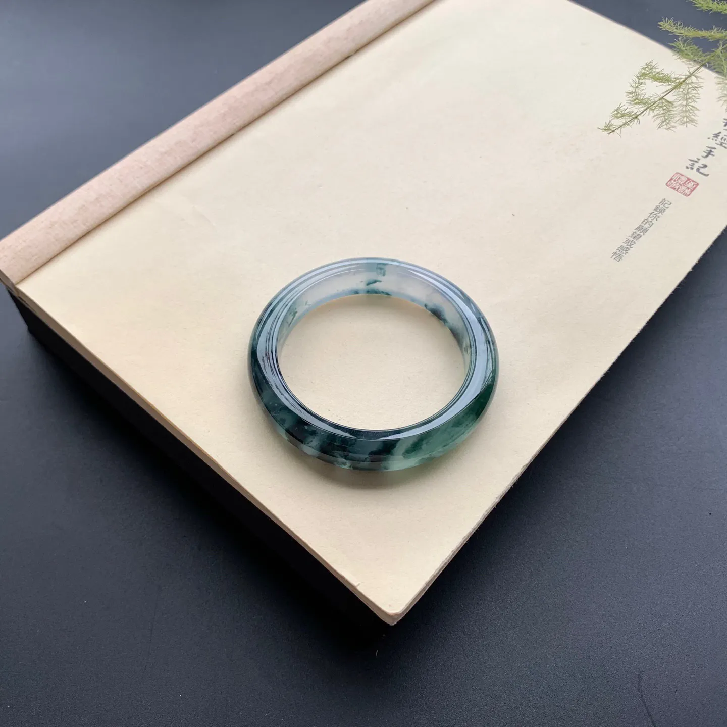 55.2圈口冰种飘花正圈手镯 尺寸：55.2-11.6-9，水润透亮，花色浓郁