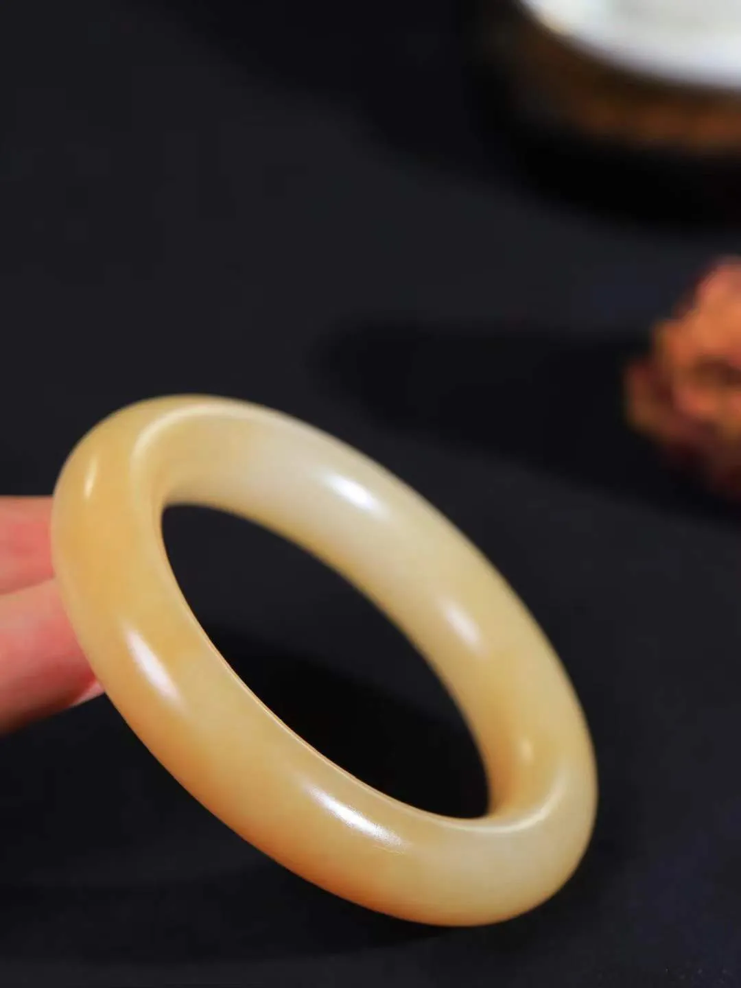 【玉佳人·手镯】

精品和田玉糖白玉圆条手镯 ，玉质细腻油润，做工细致精美，端庄素雅，亭亭玉立，芊芊素手。芊芊素手，怎能忘镯？秀美圆条，更显婀娜。内径54.5mm 尺寸13.3-12.7mm重85.2克 69110884T