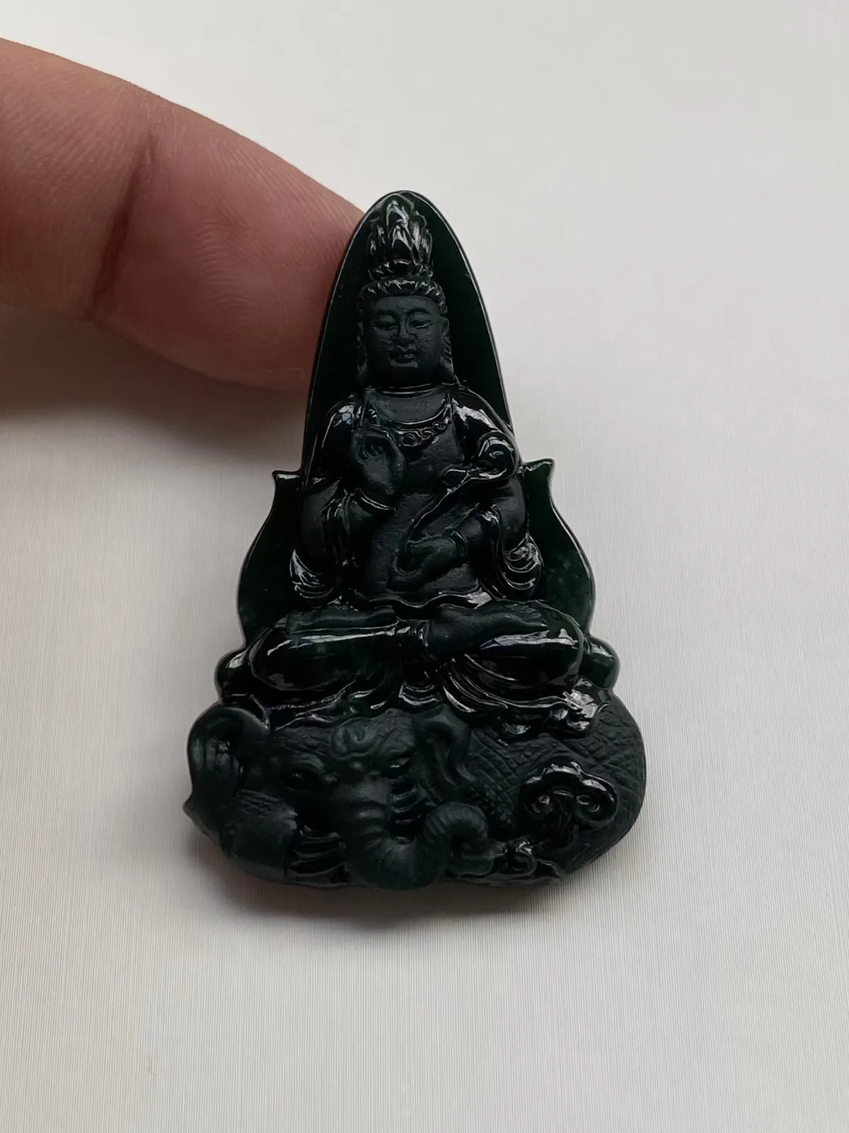 墨翠【普贤菩萨】细腻干净，黑度好、性价比高，雕工精湛，打灯透绿‘