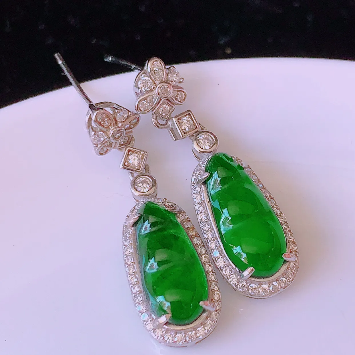 冰透满绿翡翠925银镶嵌福豆耳坠，自然光实拍，翠色灵动，颜色漂亮，种老水足，品相佳，佩戴佳品！#97.7整体30.5*9*5裸石14.2*6