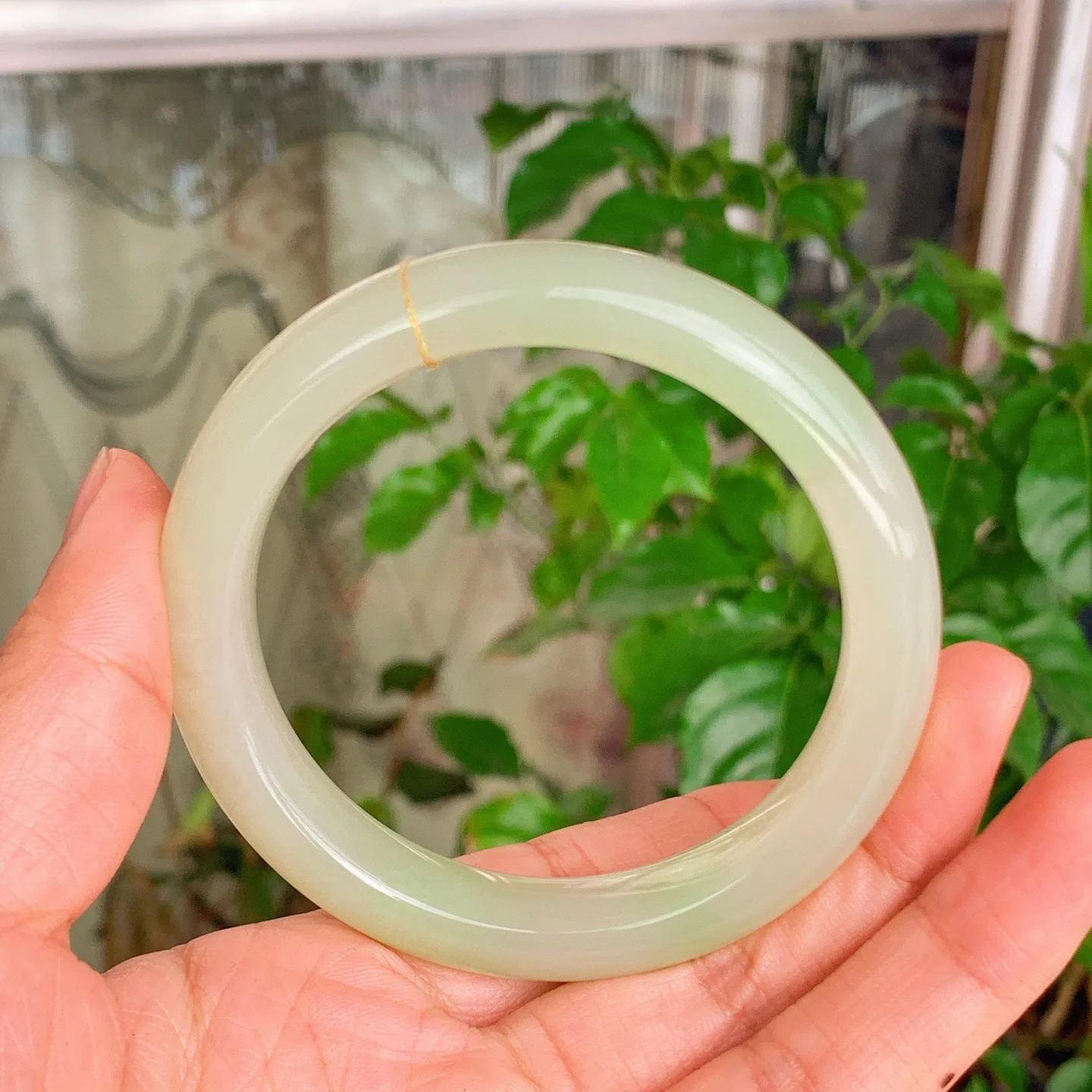 59圈口 和田玉青海翠翠青手镯   59圈口条宽12厚10重58克，玉质细腻油润 底色纯净 脂粉好。结构好。品质好！lt251107