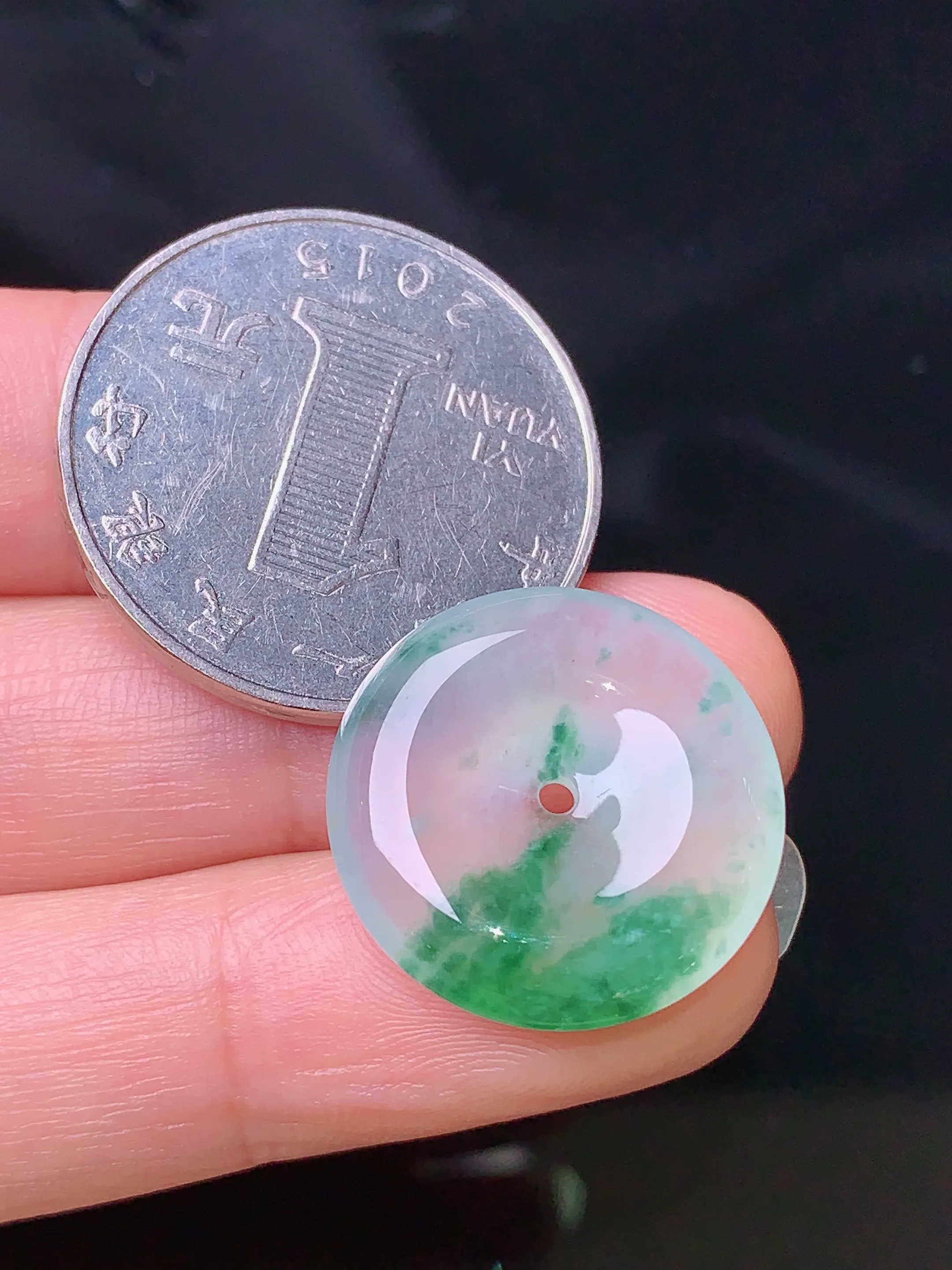 飘绿平安扣吊坠 玉质细腻 色泽清新艳丽 整体尺寸19.5*4.8