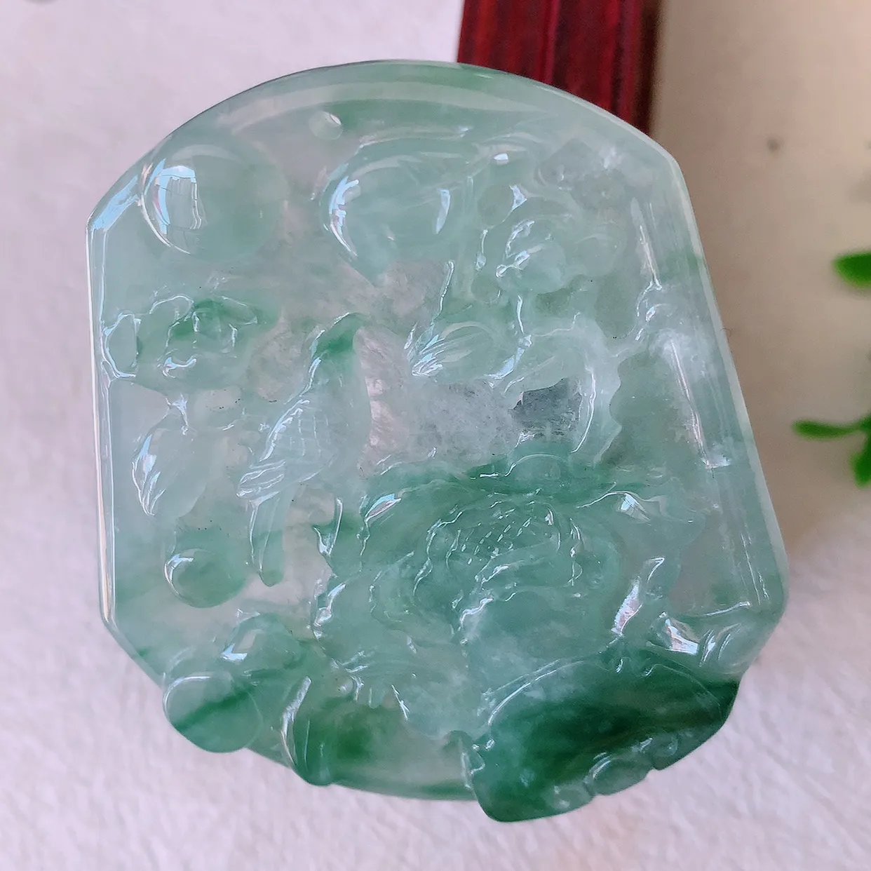 自然光实拍，冰种飘花翡翠喜上眉梢吊坠，时人之家，闻鹊声皆以为喜，故谓喜鹊报喜。”题材有喜上眉梢，双喜临门，花开富贵的美好意义。性价比超值！#46.7