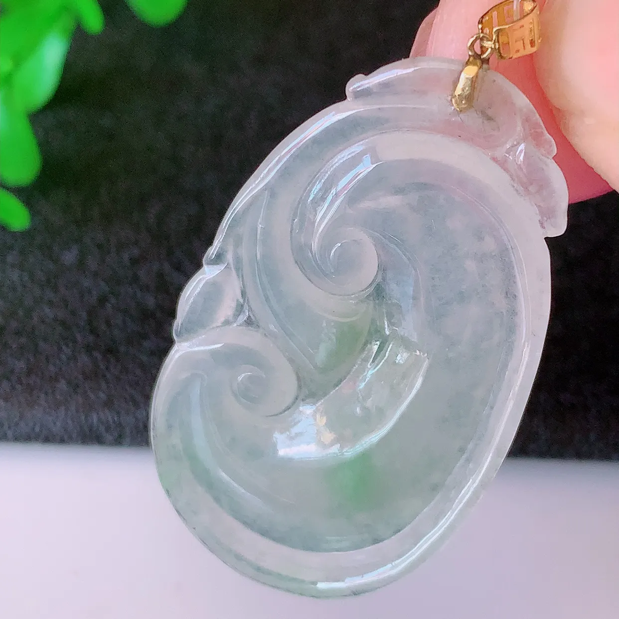 18k金镶嵌冰种飘绿翡翠如意吊坠，款式新颖时尚，日常百搭的款。清秀高雅，佩戴优雅高贵！#49.7