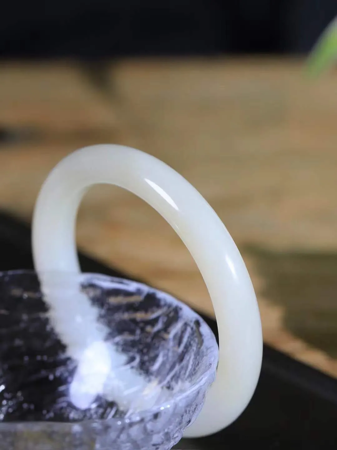 【花样年华·手镯】

精品️和田玉糖白玉手镯，质地油润细腻，色泽高贵典雅，镯型古朴典雅。在诗情画意的雨巷相遇，你是我腕间的一抹风情，有你眸有深情，清风荡漾湖间静水，我愿俯身低眉，在烟波涟漪处，寻你深情倩影。重55.5克  尺寸58-11-10mm   75110854A