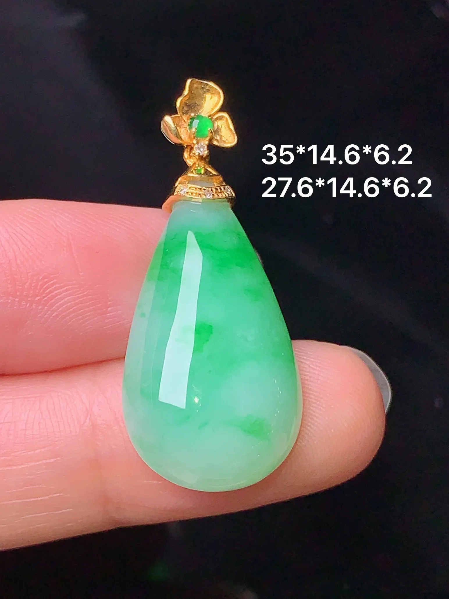 18k金镶嵌翠绿水滴吊坠 玉质细腻 色泽清新艳丽 整体尺寸35*14.6*6.2