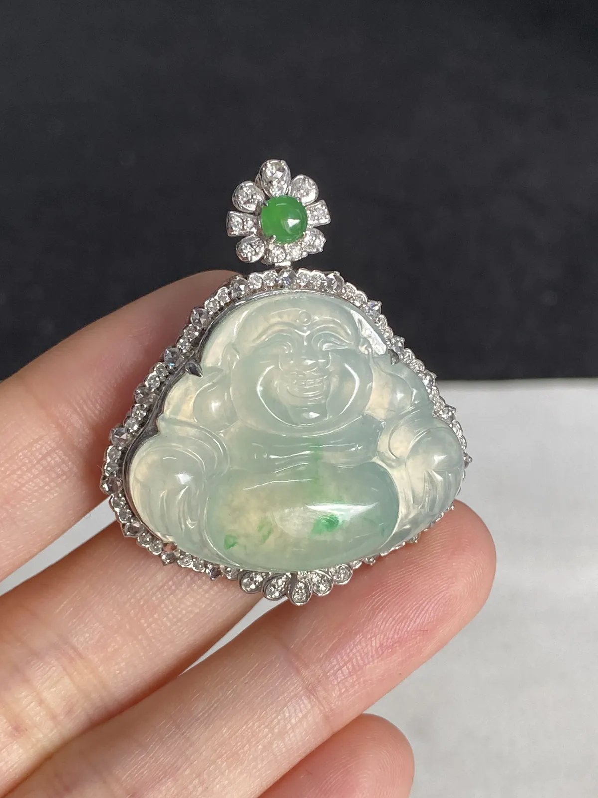 翡翠冰糯种飘绿吊坠，伴钻石