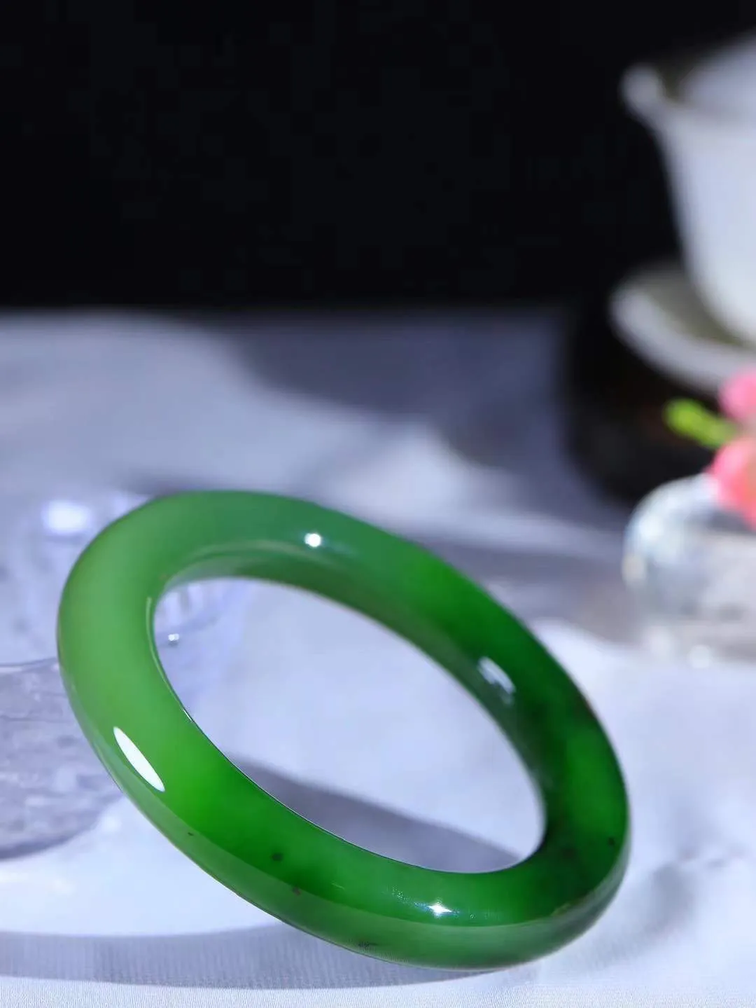 【碧波流转·手镯】

收藏级臻品️和田玉碧玉圆条手镯，玉质细腻温润，手感舒适，️线条流畅，简约大气，美自天成，佩戴于腕间，婉约之美，举手投足间透出那份低调奢华，醉人心扉。
重83.3克 内径圈口58mm  尺寸12.3-12.5mm  FDT-45110833