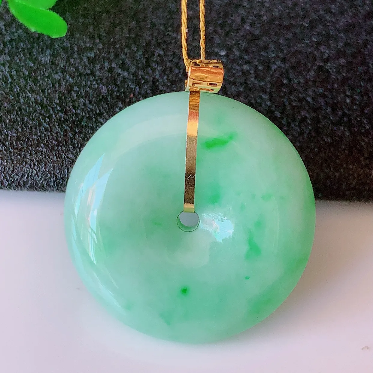 18k金镶嵌飘绿翡翠平安扣吊坠，沁人心脾，精致典雅的设计，为佩戴者，增添色彩，送礼自留都是佳品选择！#00.7