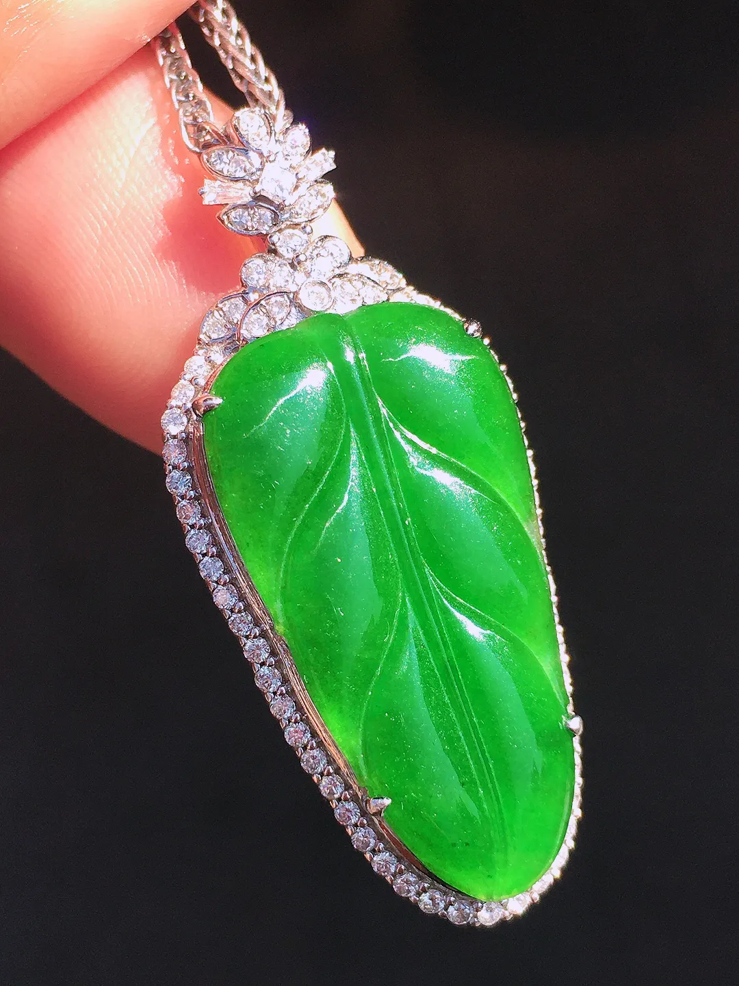 阳绿玉叶吊坠，色泽均匀艳丽，玉质细腻，荧光感超
强，饱满圆润，尽显优雅气质，18k
金豪华镶嵌