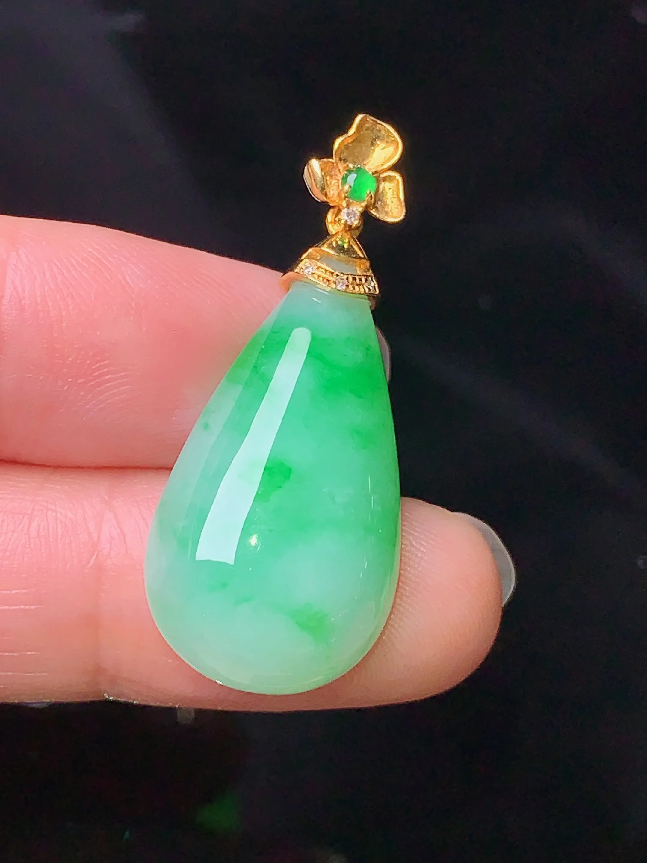 18k金镶嵌翠绿水滴吊坠 玉质细腻 色泽清新艳丽 整体尺寸35*14.6*6.2