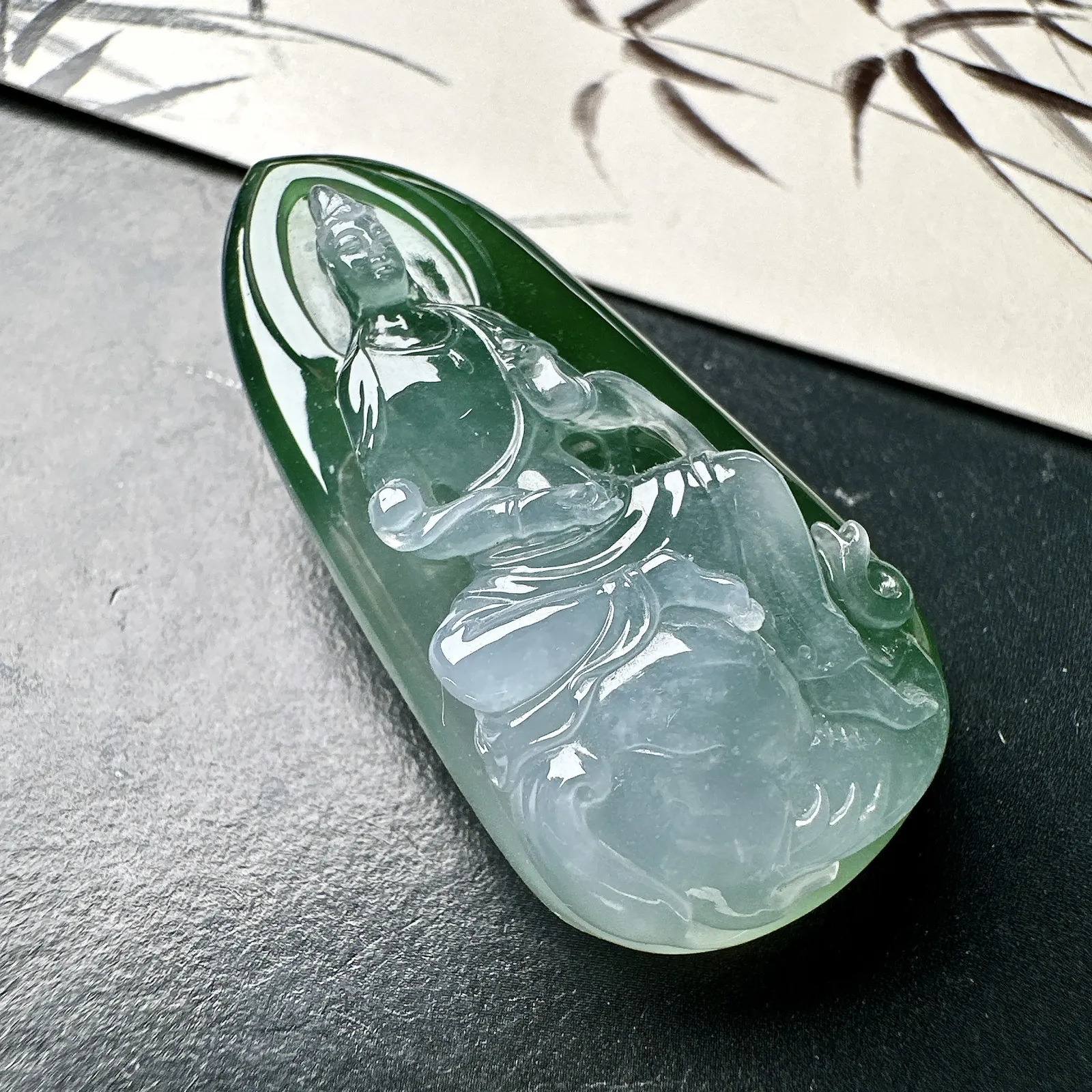 【冰种飘绿随形观音】质地细腻，通透度上佳，冰感十足，适合佩戴。