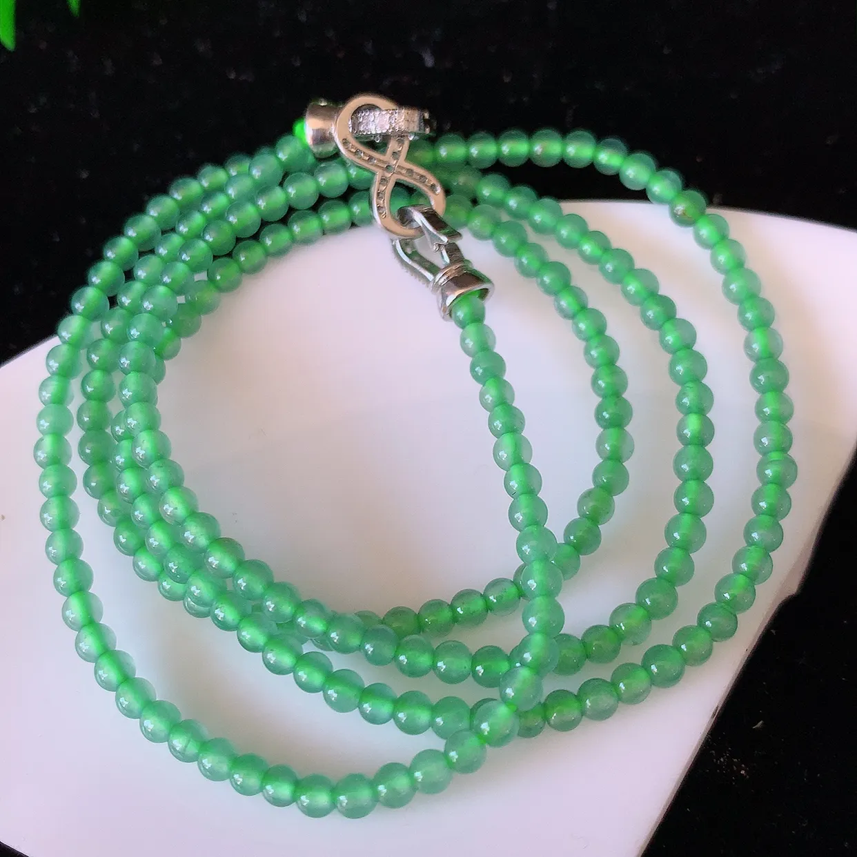 自然光实拍，冰种满绿翡翠圆珠项链  翡翠项链 （装饰扣）玉质细腻  冰清玉润  颜色漂亮  #81.7取一尺寸2.8mm