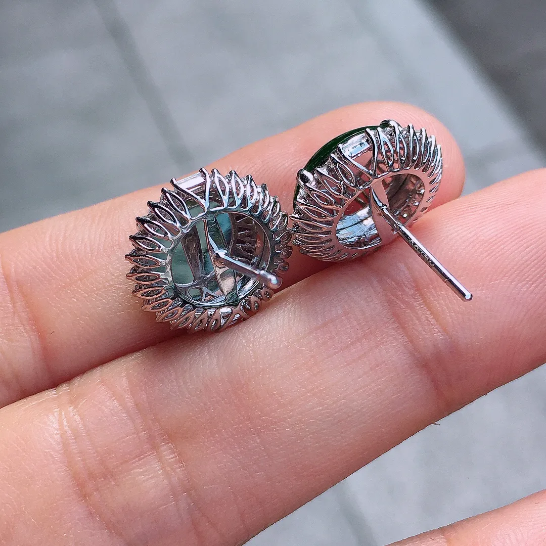 满绿蛋面耳钉，色泽均匀浓郁，玉质细腻，荧光感超
强，饱满圆润，尽显优雅气质，18k
金豪华镶嵌