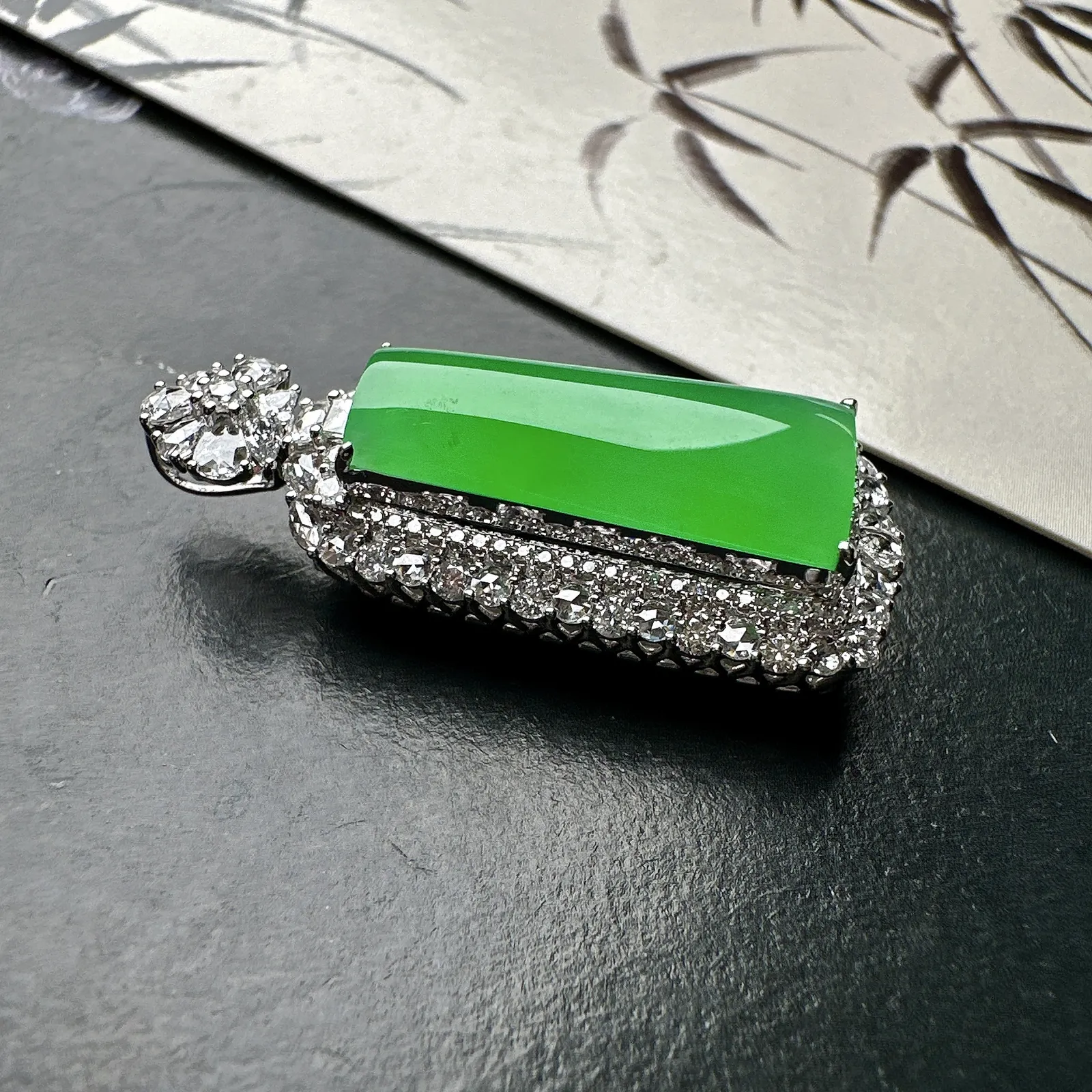 【冰种满绿无事柱吊坠】种水上乘，晶莹剔透，纯净通透，莹光感很强。18k金钻镶嵌，裸石尺寸20.3*9*4.1毫米