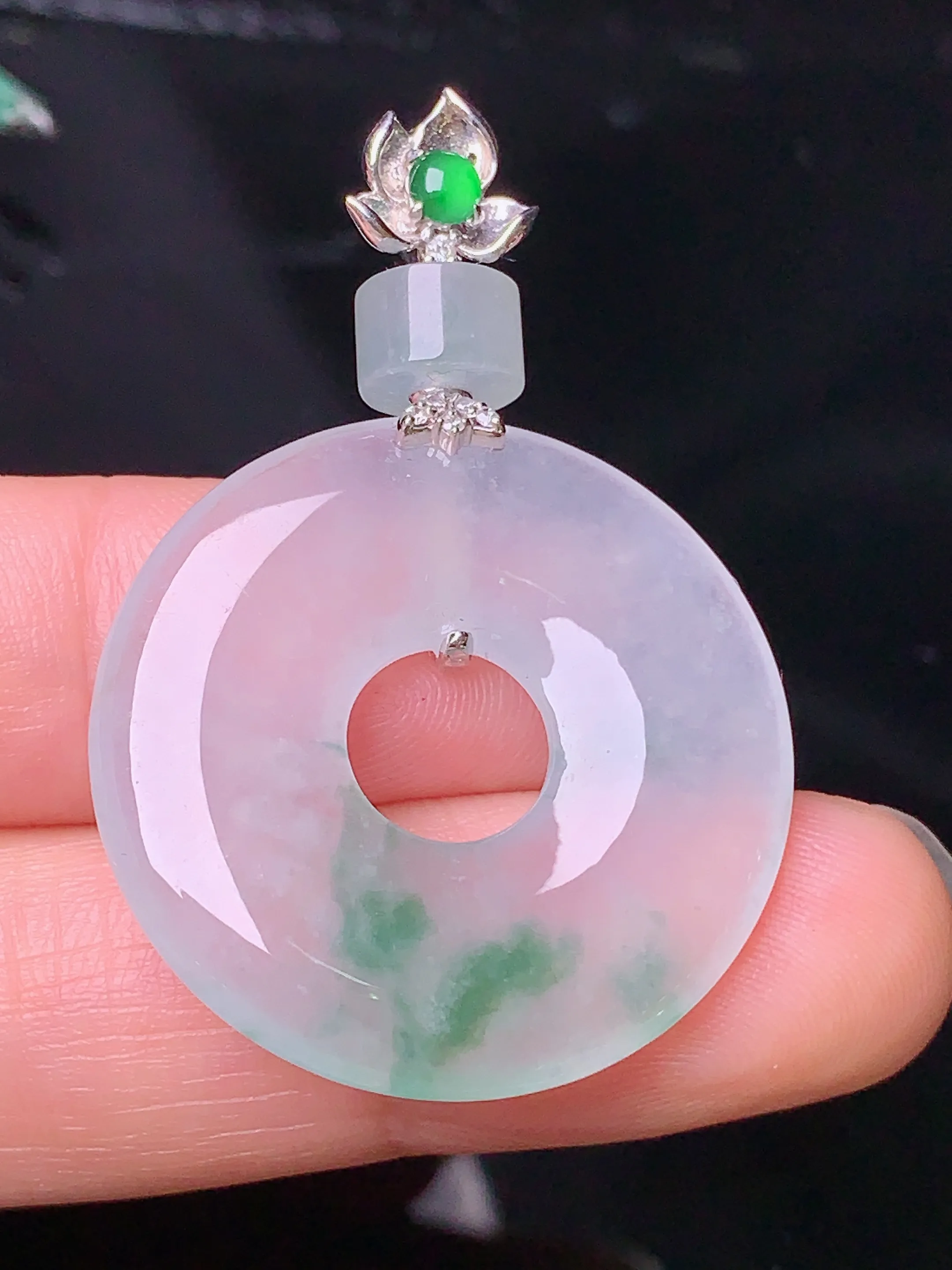 18k金钻镶嵌冰种飘绿平安环吊坠 玉质细腻 色泽清新艳丽 整体尺寸41.3*27.8*4.2