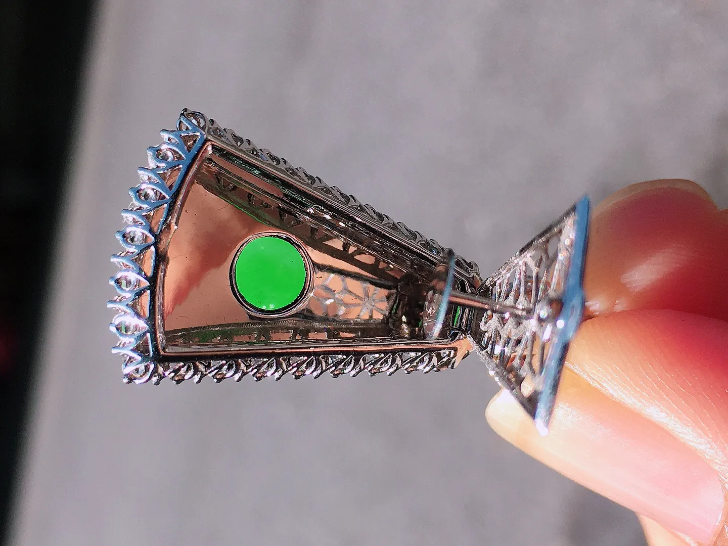 阳绿无事牌吊坠，色泽均匀艳丽，玉质细腻，荧光感超
强，饱满圆润，尽显优雅气质，18k
金豪华镶嵌