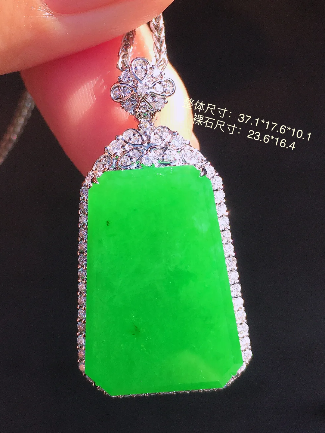 阳绿无事牌吊坠，色泽均匀艳丽，玉质细腻，荧光感超
强，饱满圆润，尽显优雅气质，18k
金豪华镶嵌