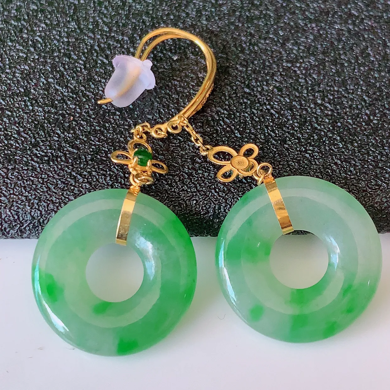 18k金镶嵌冰种飘绿翡翠平安扣耳坠，沁人心脾，耳坠佩戴效果大气出众，尽显气质。种水好，胶感足，颜相当漂亮，高性价比，值得入手品鉴！#1.7整体35裸14.5*2.8