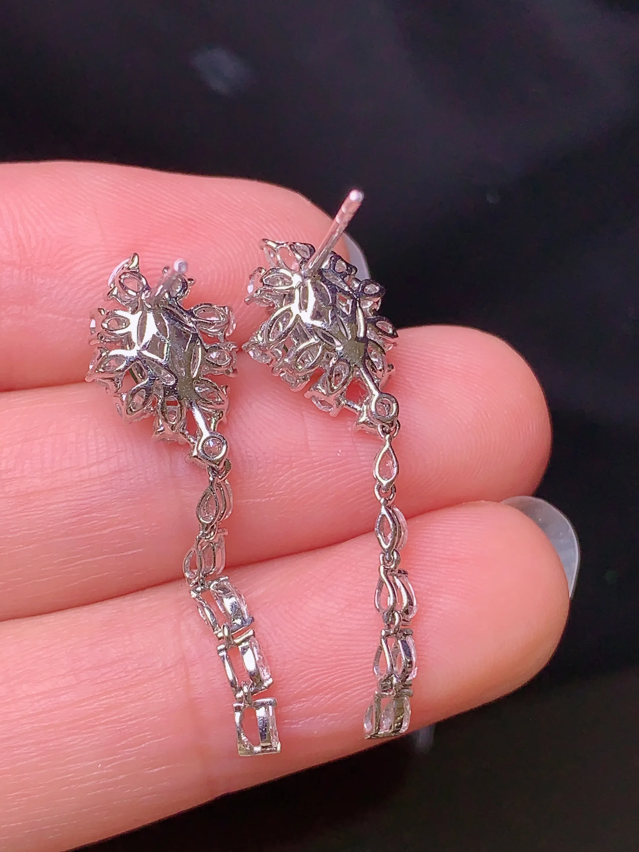 18k金钻镶嵌满绿蛋面耳坠 玉质细腻 色泽清新艳丽 整体尺寸32.5*9.8*7