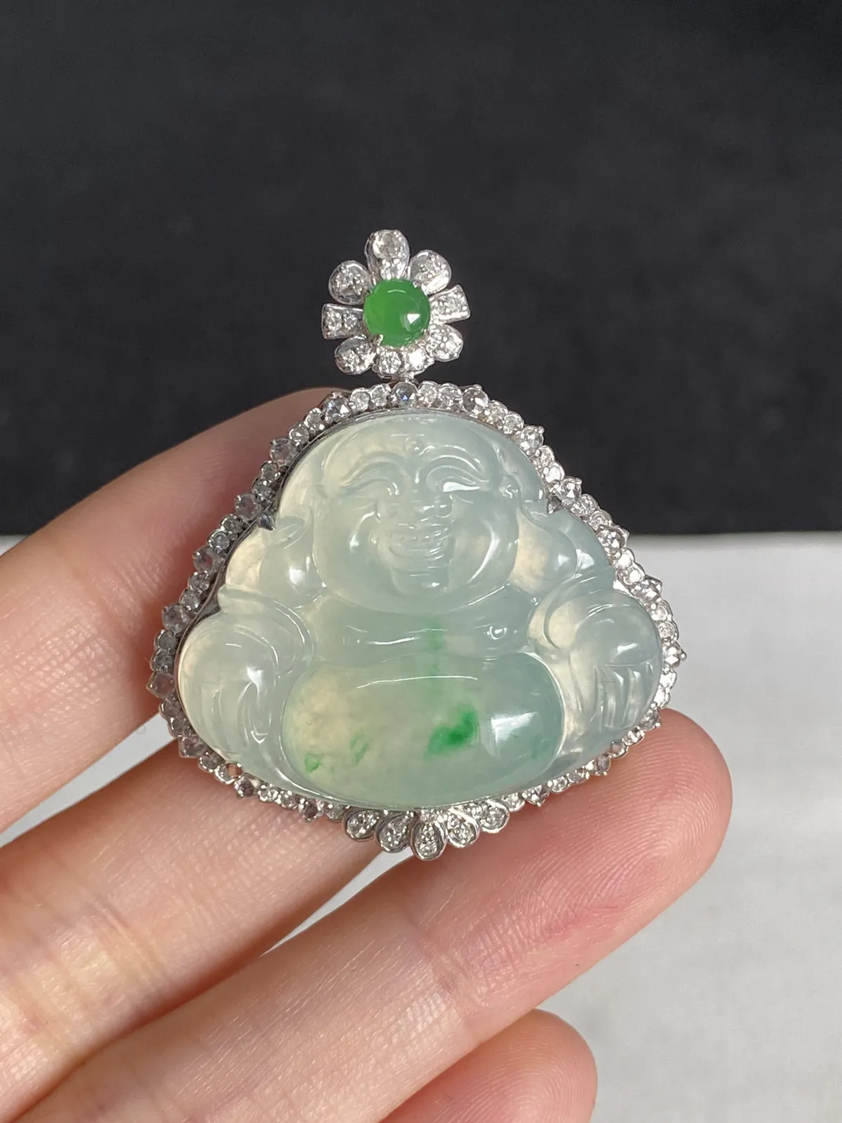 翡翠冰糯种飘绿吊坠，伴钻石