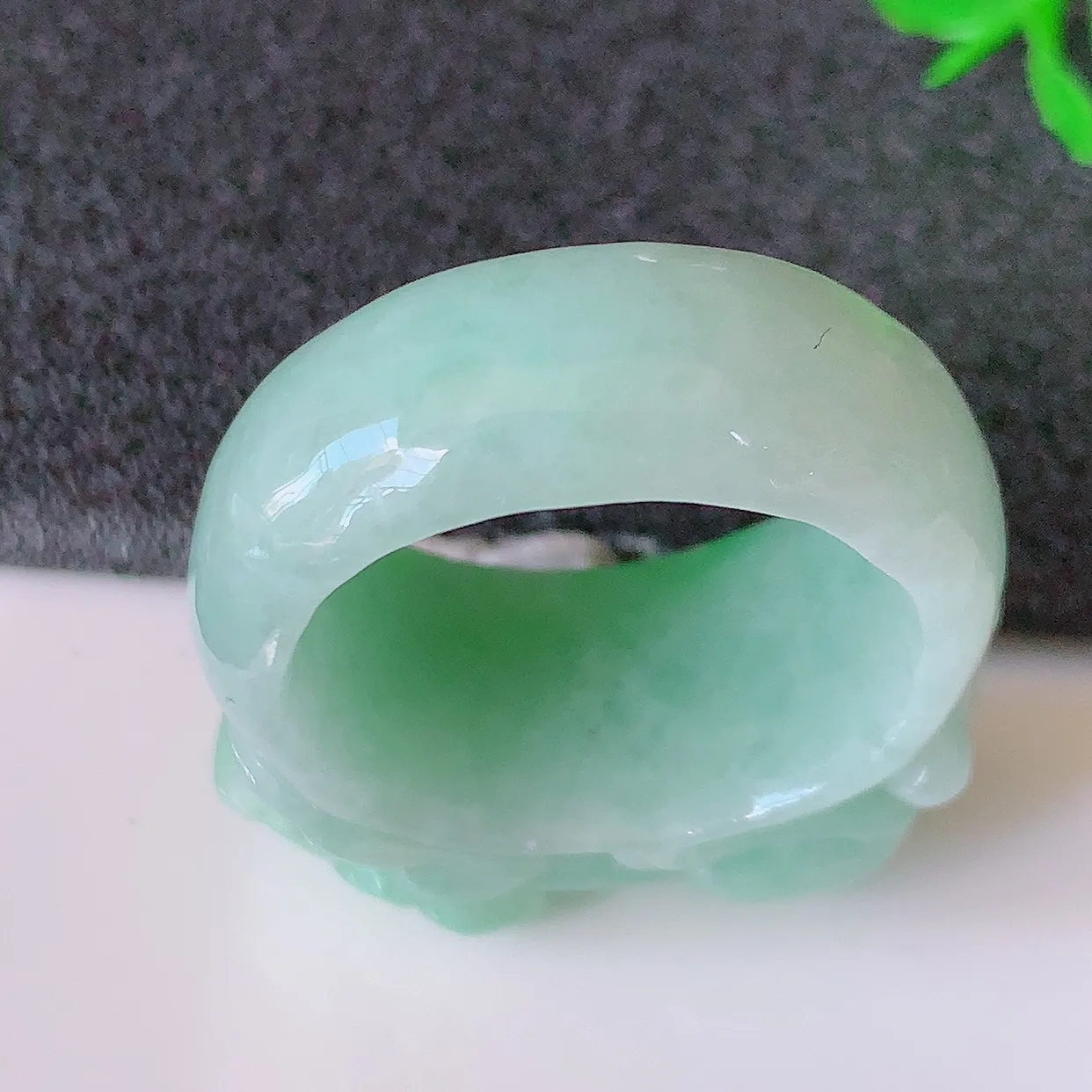 自然光实拍，貔貅扳指，20.2mm内径飘绿翡翠扳指，冰润指环，玉扳指，戒指，财源滚滚，玉质细腻起胶，24圈口，种水好！#1.7尺寸33*20.2*11.8*8.8