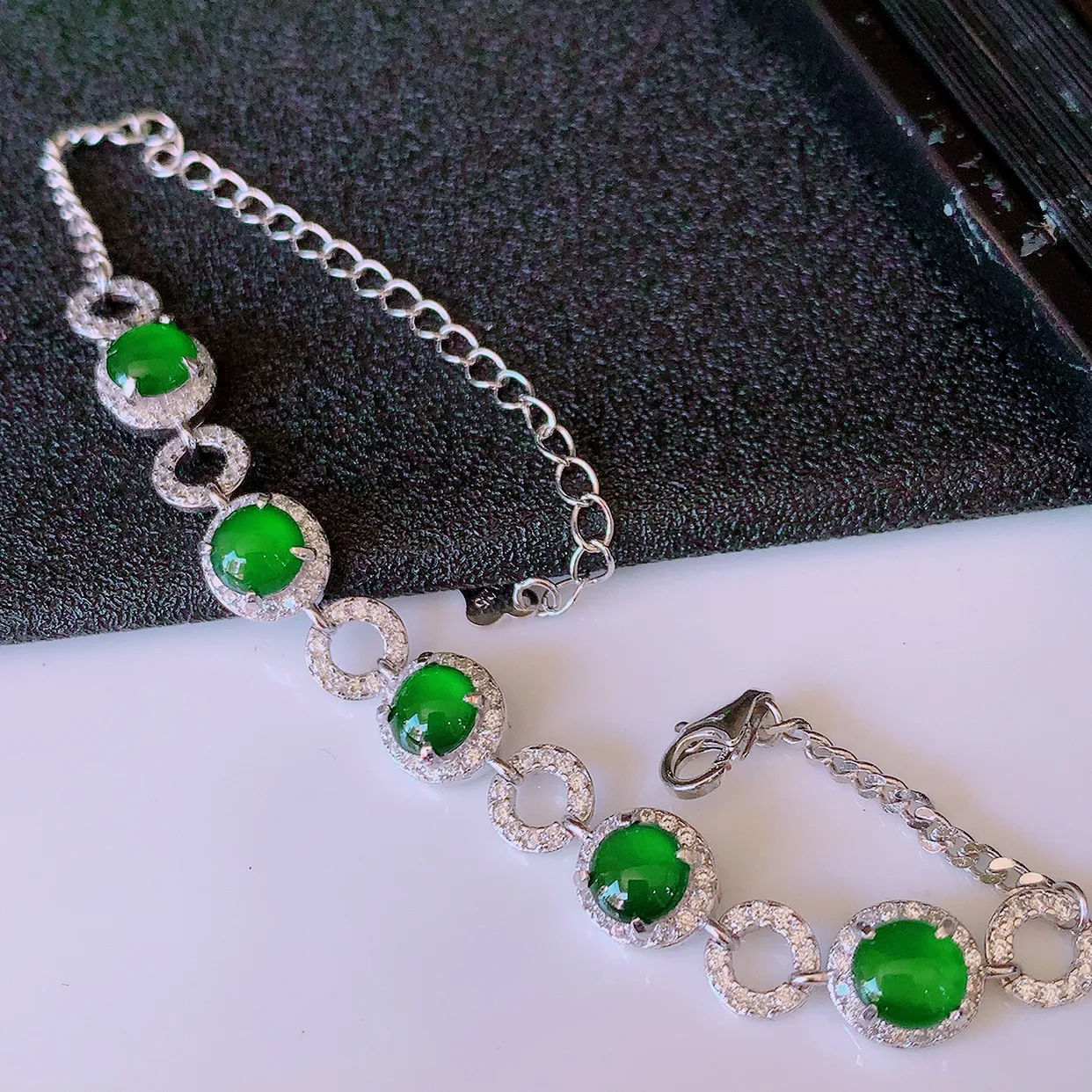 冰透满绿翡翠925银镶嵌手链，自然光实拍，翠色灵动，颜色漂亮，种老水足，品相佳，佩戴佳品！#97.7整体7.5*7.5*5裸石5*5