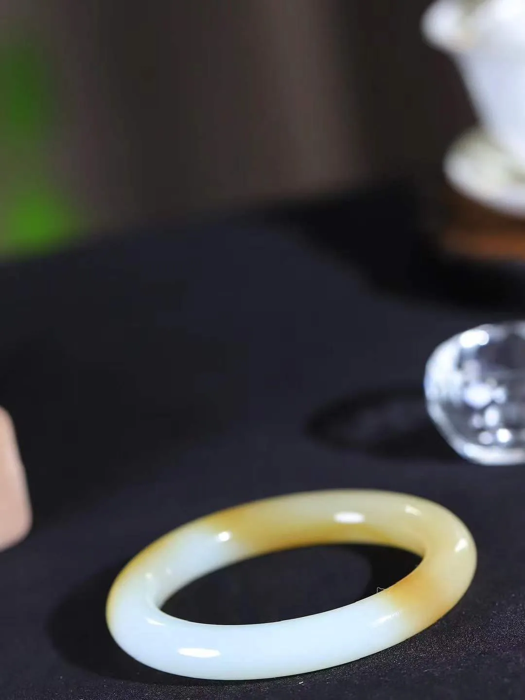 【玉佳人·手镯】

精品️和田玉糖白玉圆条手镯 ，玉质细腻油润，做工细致精美，端庄素雅，亭亭玉立，