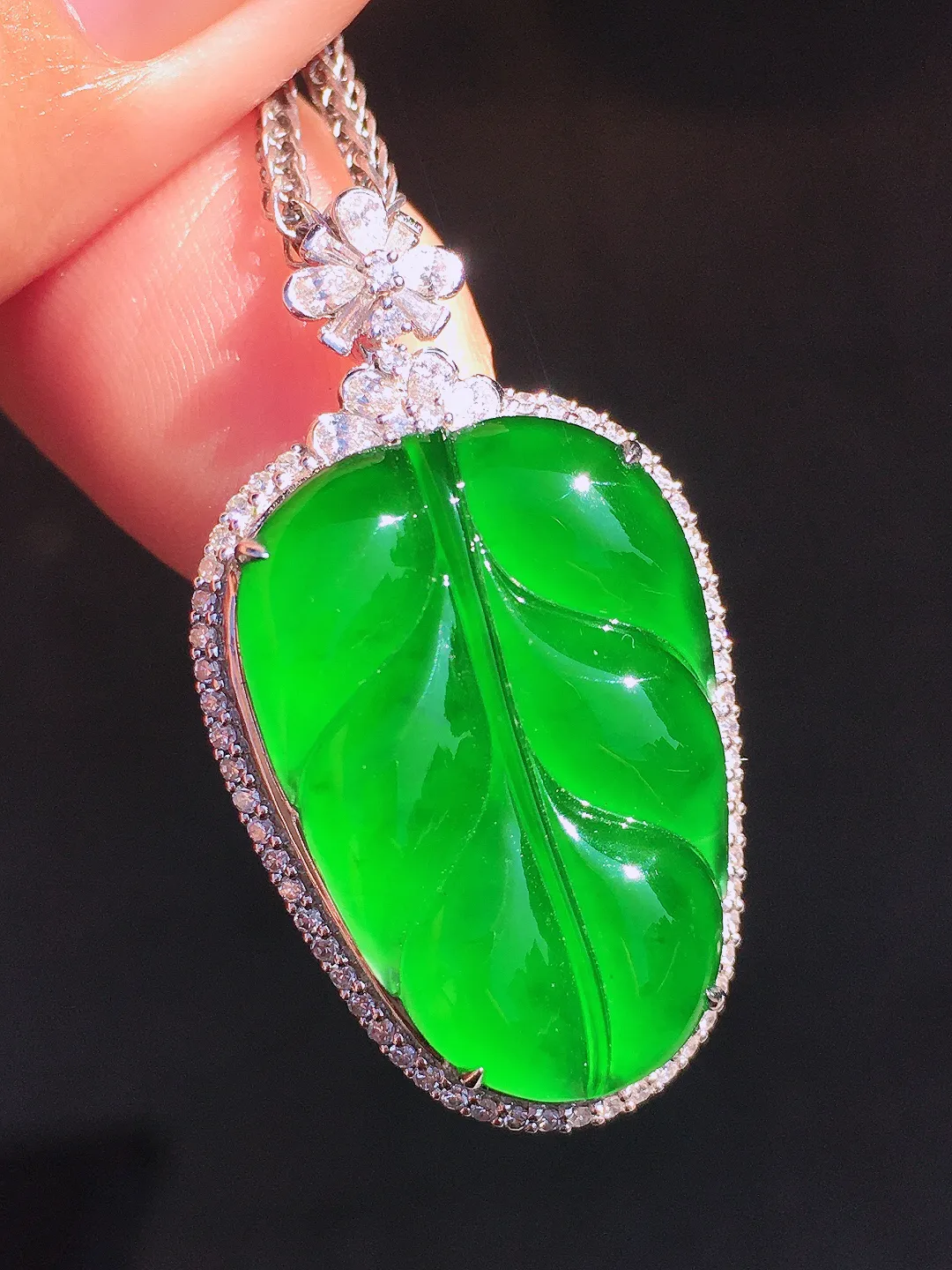 满绿玉叶吊坠，色泽均匀浓郁，玉质细腻，荧光感超
强，饱满圆润，尽显优雅气质，18k
金豪华镶嵌