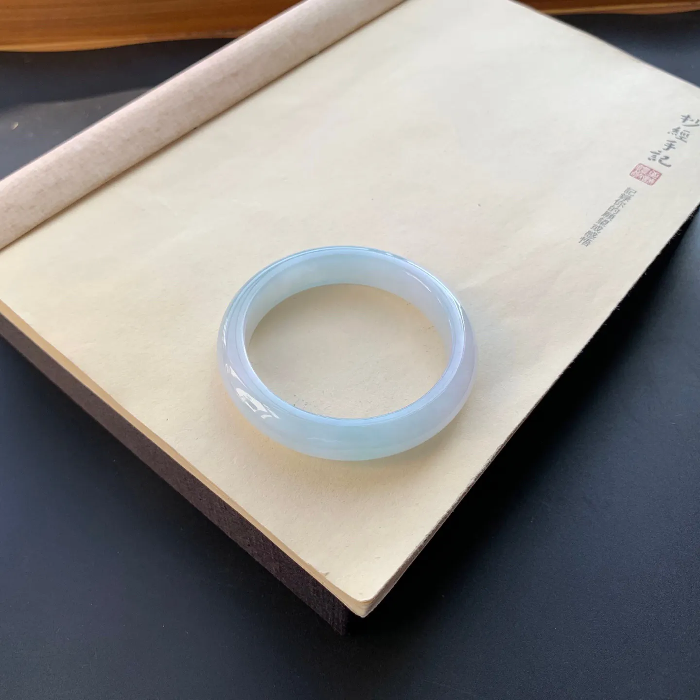 56.8圈口冰正圈手镯 尺寸：56.8-12.2-8.2，无纹裂，水润起胶，白净光滑