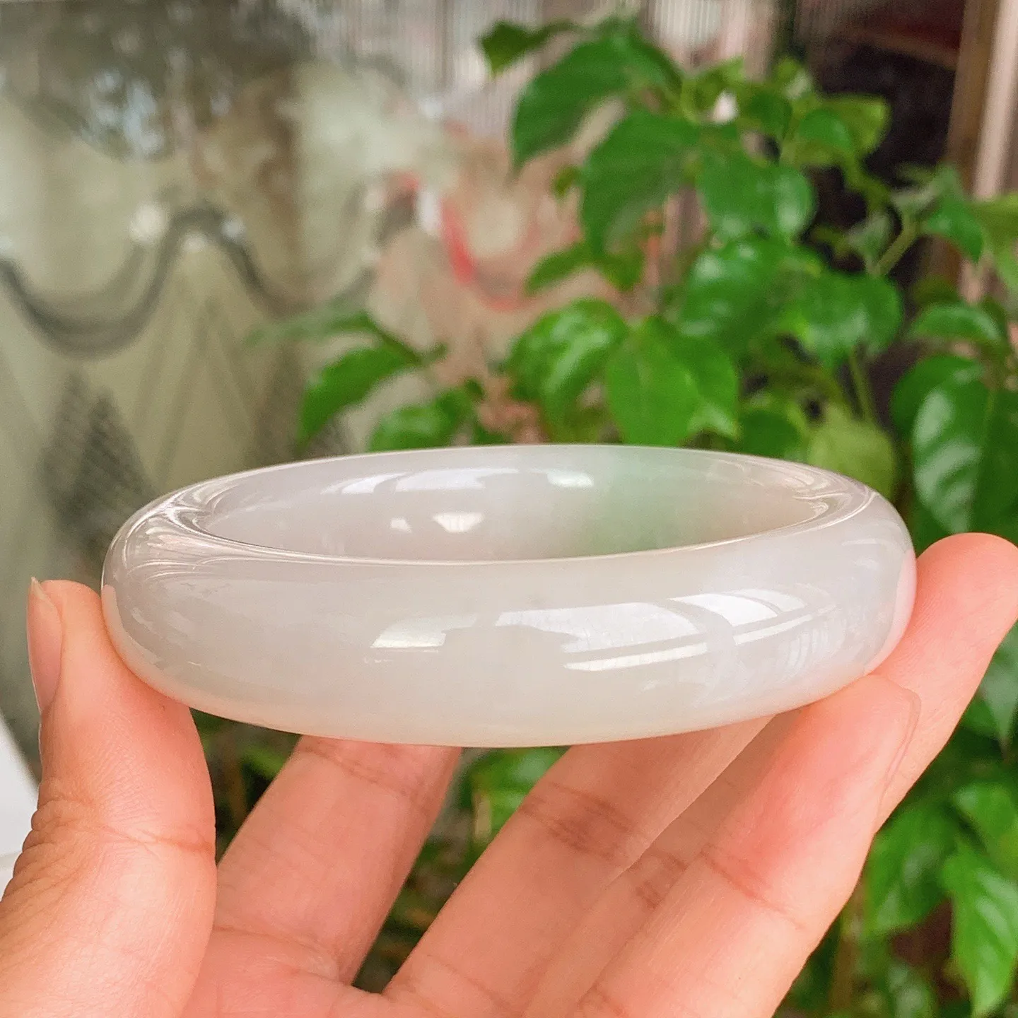 58圈口 和田玉青海翠翠青手镯   58圈口条宽16厚11重87.5克，玉质细腻油润 底色纯净 脂粉好。结构好。品质好！lt251107