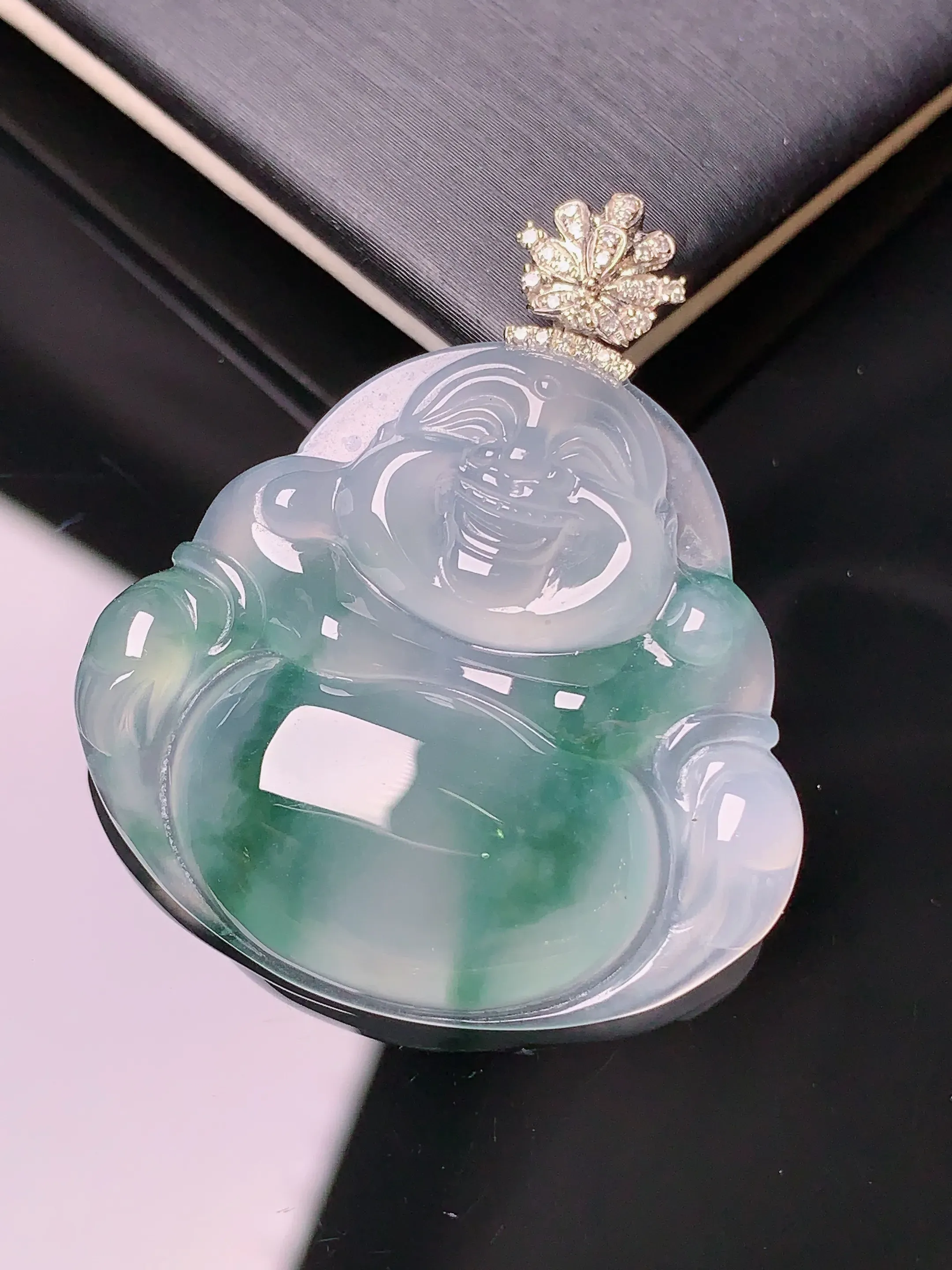 18k金钻镶嵌冰种飘绿佛公吊坠 玉质细腻 色泽清新艳丽 整体尺寸37.8*32.5*6