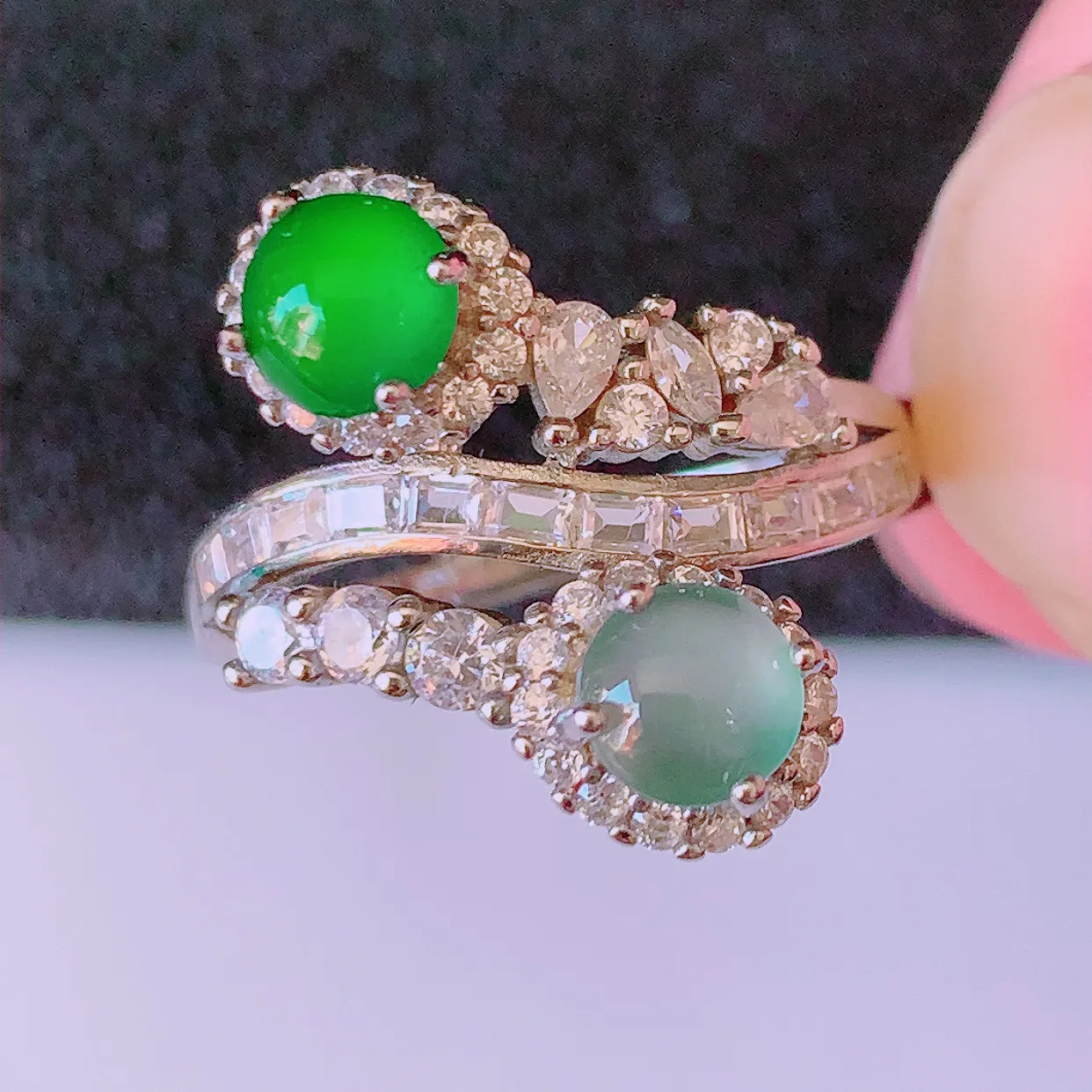 冰透满绿翡翠925银镶嵌戒指，自然光实拍，翠色灵动，颜色漂亮，种老水足，品相佳，佩戴佳品！#97.7（圈口可调大小）整体24.5-17.7-6.2裸石4.5*4.5