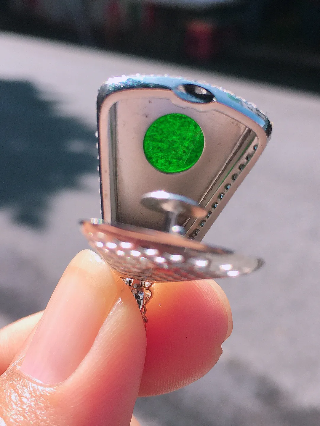 阳绿无事牌吊坠，色泽均匀艳丽，玉质细腻，荧光感超
强，饱满圆润，尽显优雅气质，18k
金豪华镶嵌