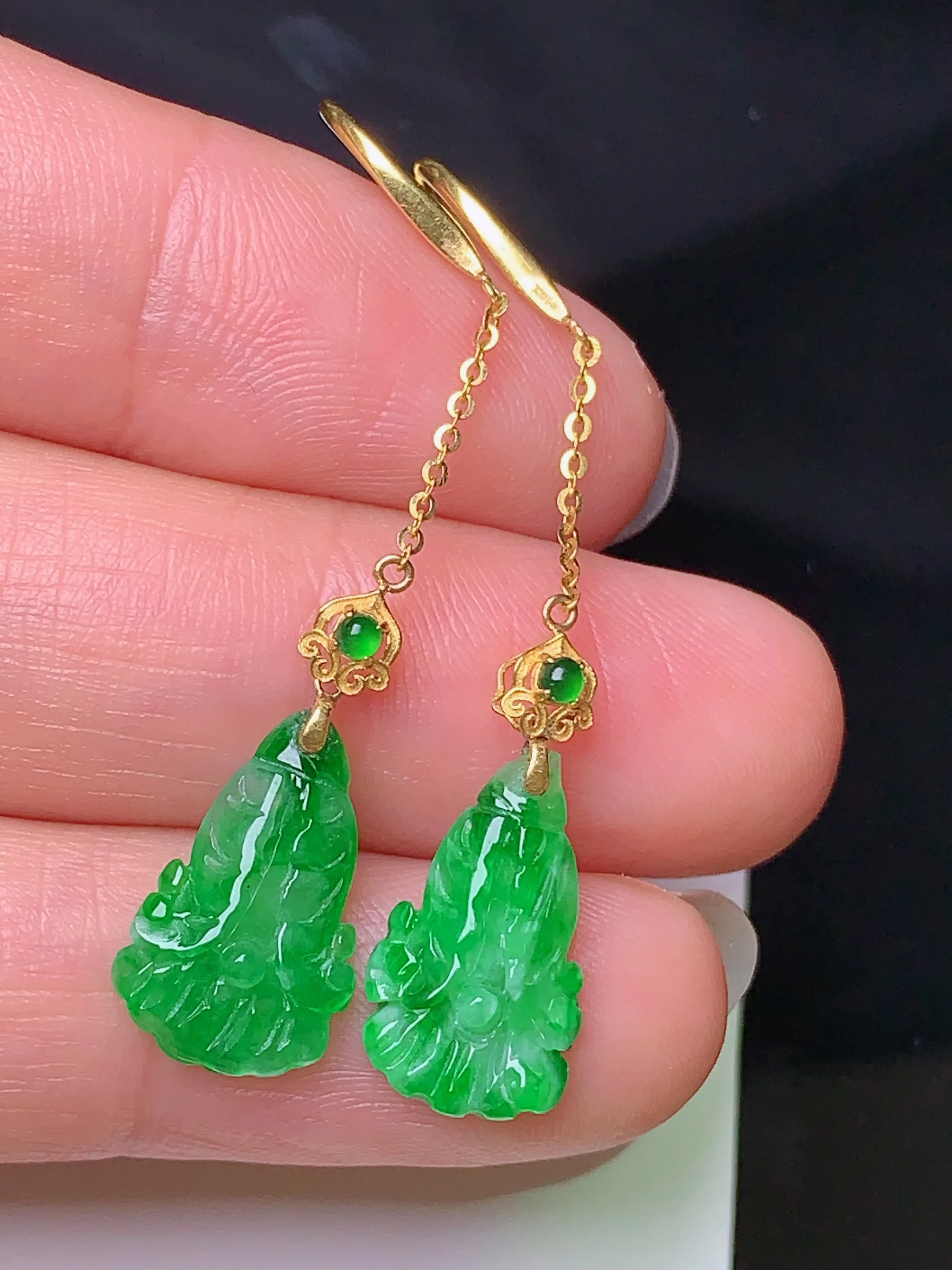 18k金镶嵌翠绿白菜耳坠 玉质细腻 色泽清新艳丽 整体尺寸45.3*8.9*3.3