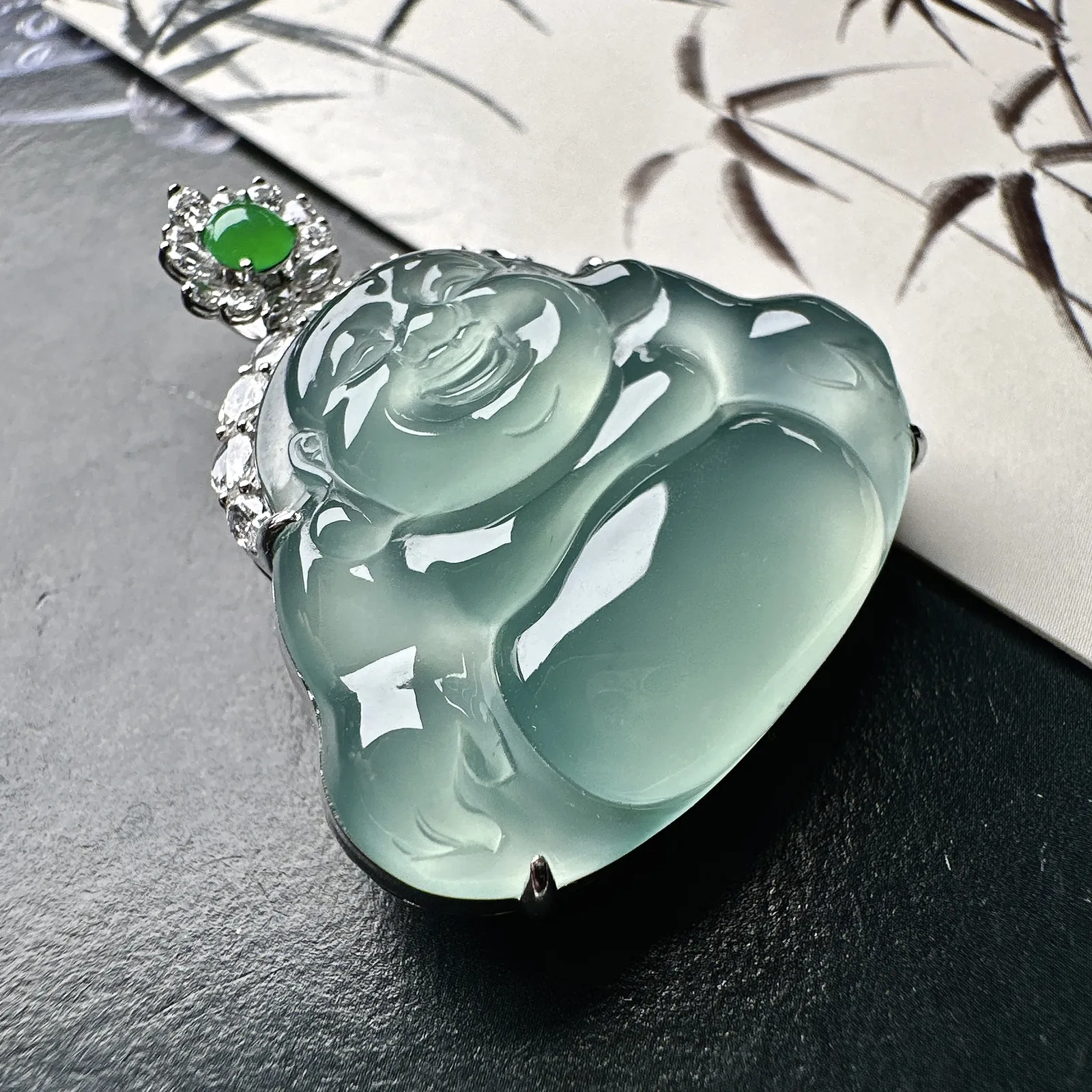 【冰种天空蓝正装观音】冰感动人，通透闪耀，光可鉴人，收藏佳品推荐。18k金钻镶嵌，裸石尺寸26.9*33.7*5毫米