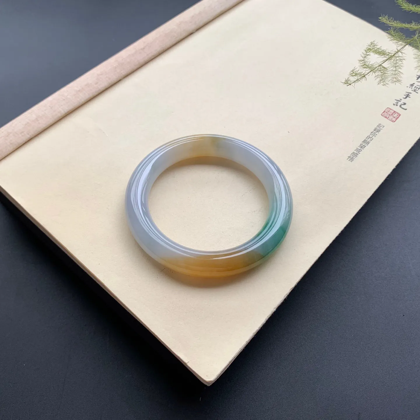 60圈口黄翡飘绿圆条手镯 尺寸：60-11.8，无纹裂，细腻光滑，色泽亮丽