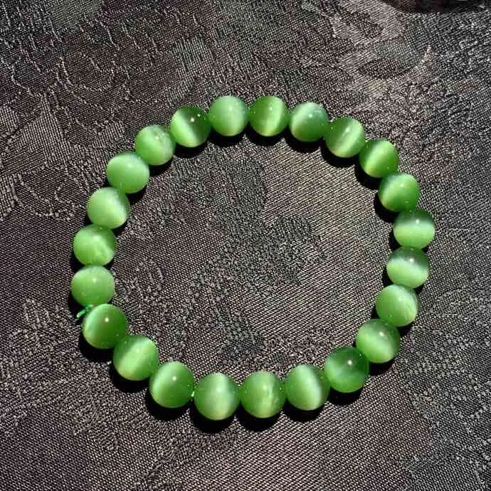 和田玉阳绿猫眼俄罗斯猫眼碧玉手串 单颗尺寸8mm重17.6克。玉质细腻油润。手推出油。佩戴高端典雅。lt251107