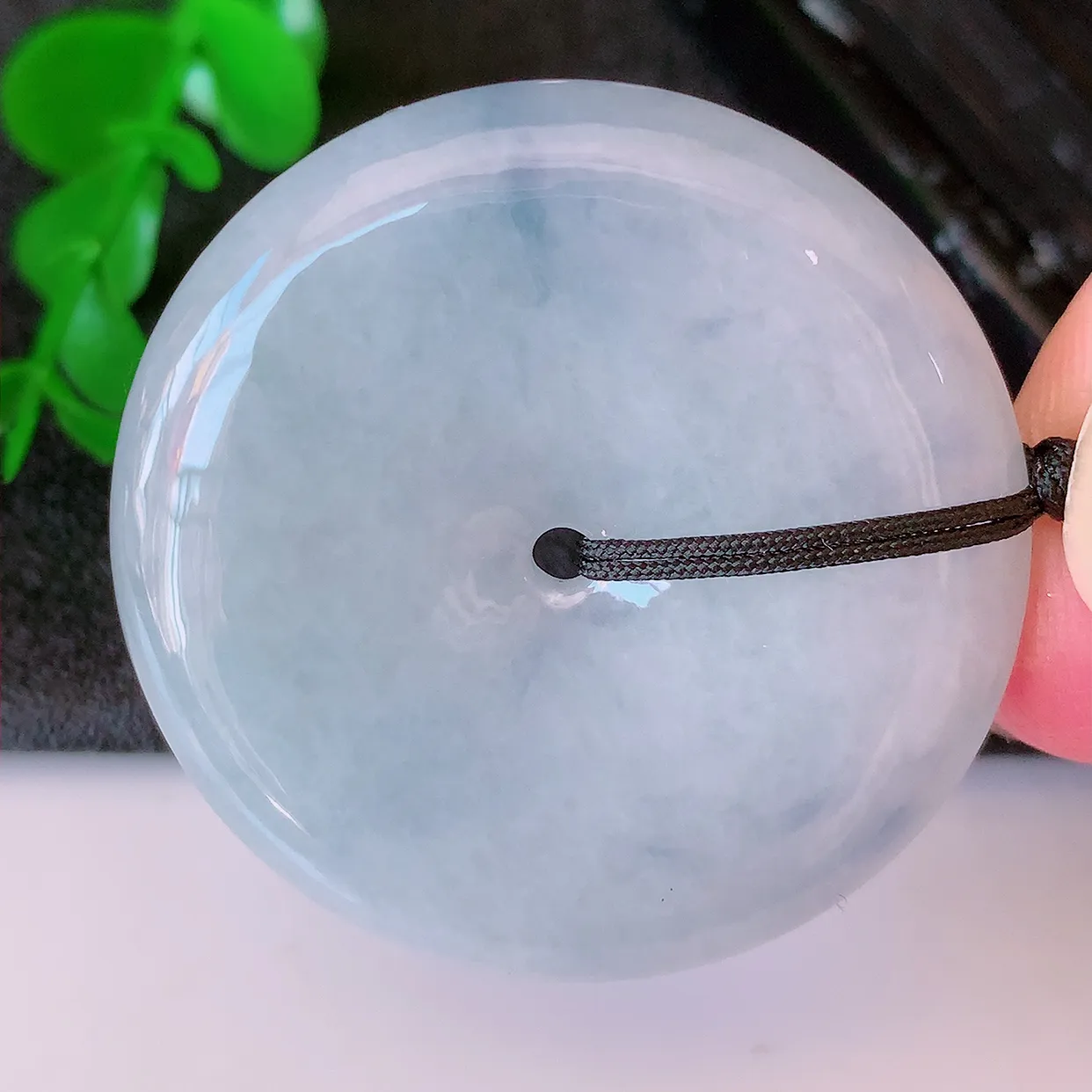 自然光实拍，大件水润紫罗兰翡翠平安扣吊坠，品相佳，美感十足，寓意平平安安，平安扣佩戴精美时尚！#41.7