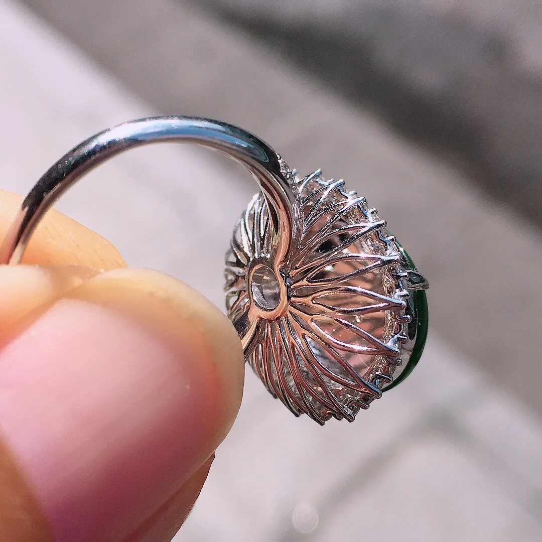 满绿蛋面戒指，色泽均匀浓郁，玉质细腻，荧光感超
强，饱满圆润，尽显优雅气质，18k
金豪华镶嵌