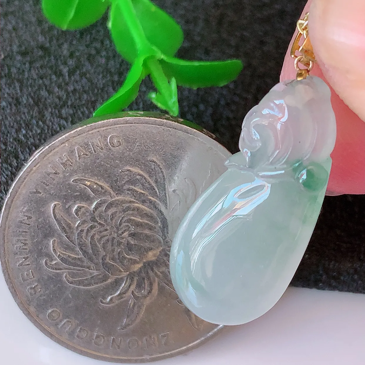 自然光实拍，18K金镶嵌冰种飘花翡翠招财钱袋子吊坠，寓意“代代有福，代代有财，腰缠万贯”玉质细腻，佩戴效果佳！#57.7