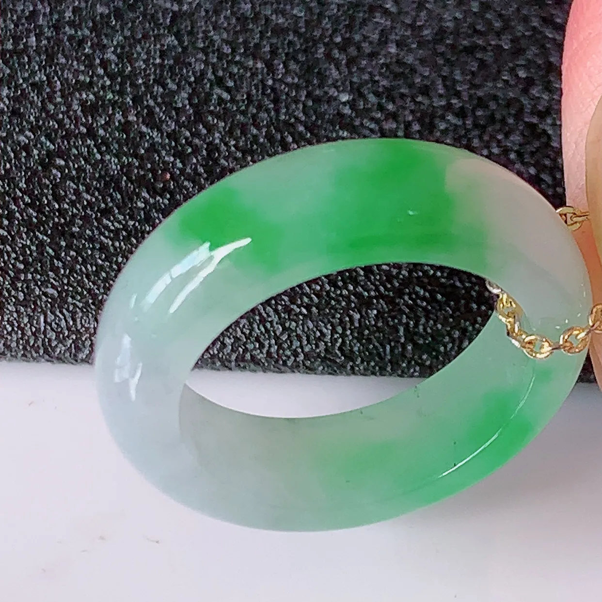 自然光实拍，17.2mm内径冰飘绿翡翠指环，玉戒指，玉质莹润，好精美好冰润的指环，14圈口，上手纤巧！#01.7尺寸17.2*6*3.5