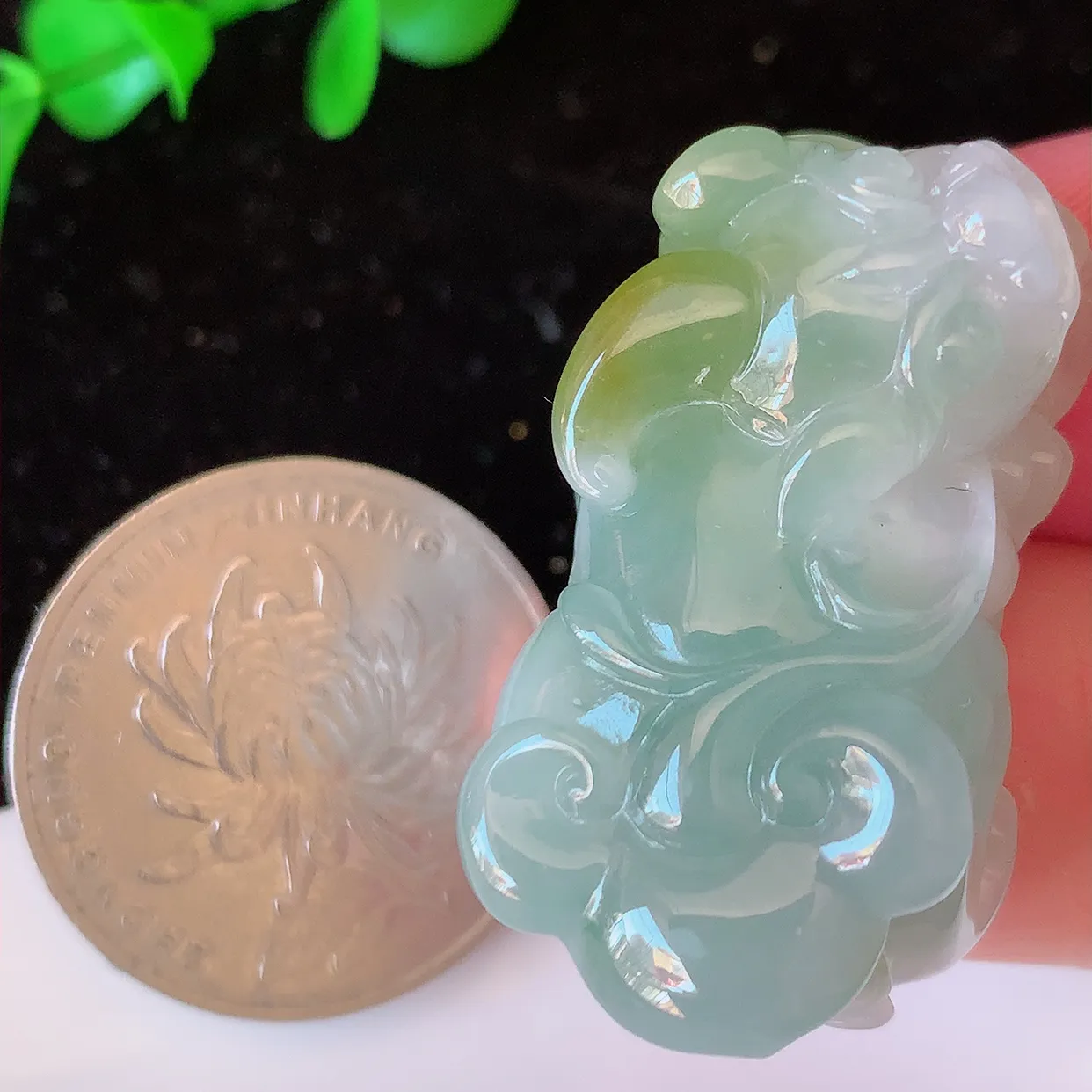 自然光实拍，冰双彩翡翠招财貔貅吊坠，民间有“一摸貔貅运程旺盛，再摸貔貅财运滚滚，三摸貔貅平步青云 ”的美好祝愿。#81.7