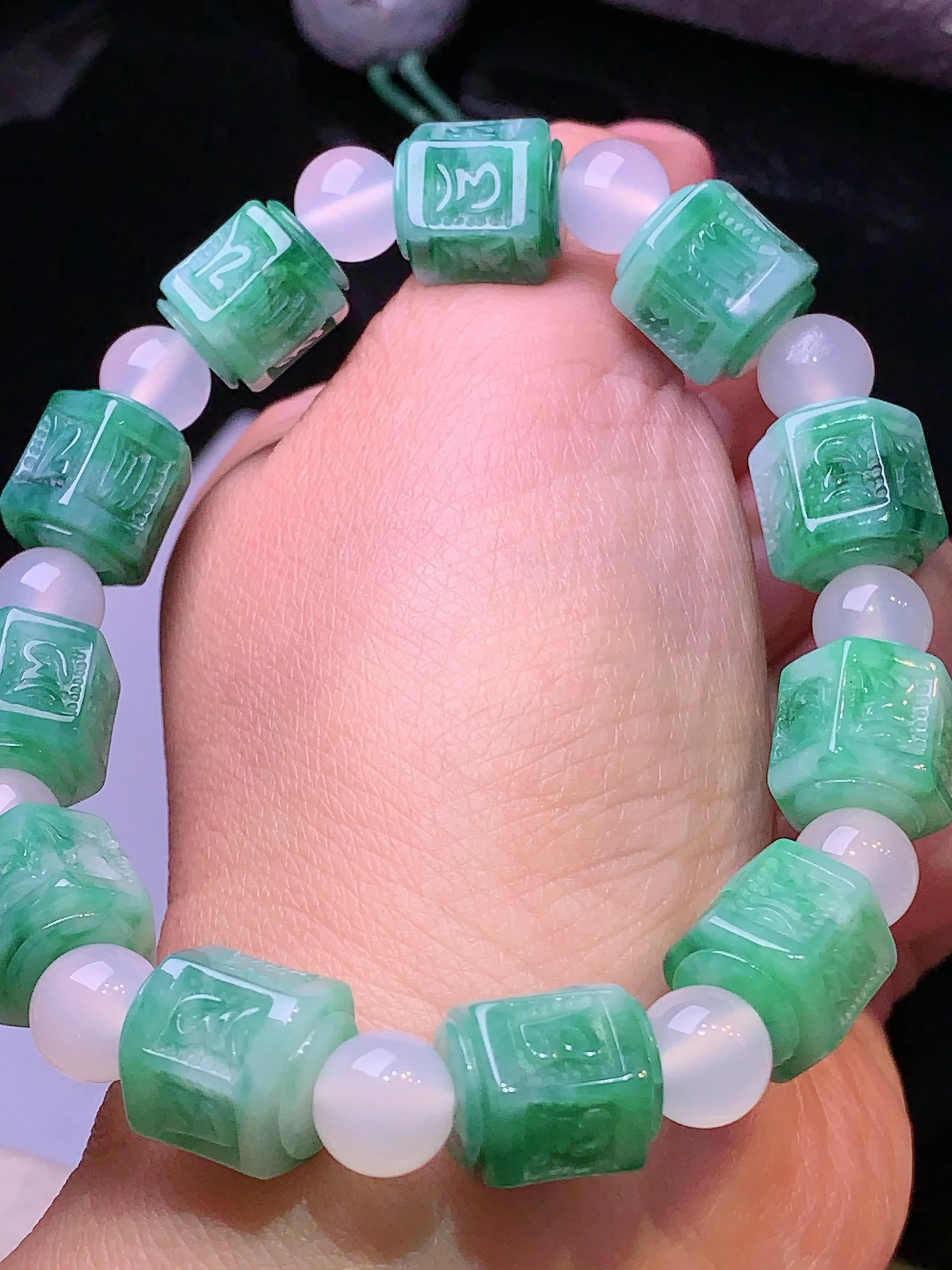 飘绿雕花路路通手链 玉质细腻 色泽清新艳丽 整体尺寸10.8*12.2