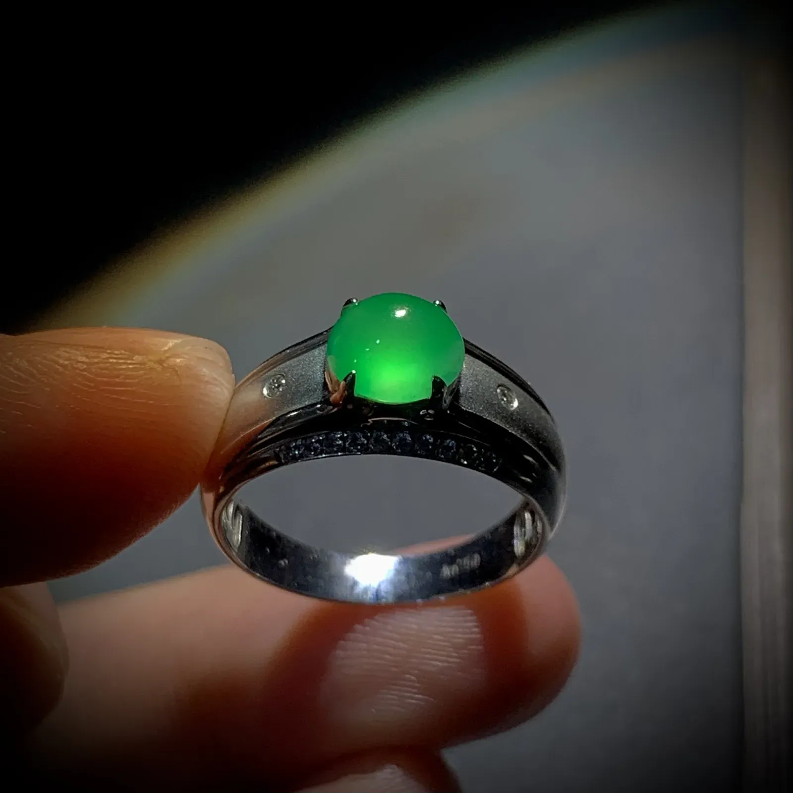 绿蛋面戒指，裸石7-6.5-4mm。14.5#，
18K金，南非钻，