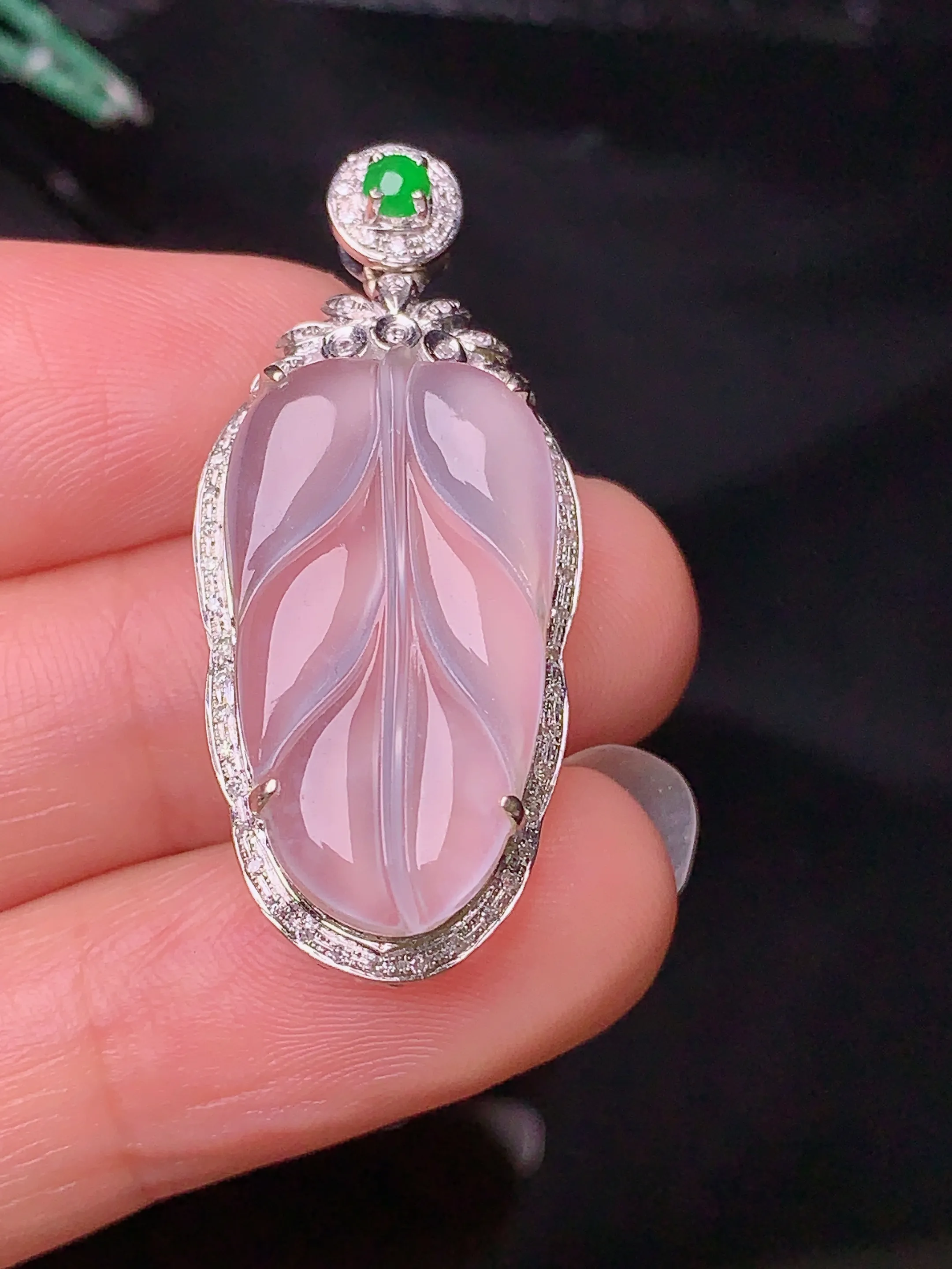 18k金钻镶嵌冰种树叶吊坠 玉质细腻 色泽清新艳丽 整体尺寸35.5*15.6*7.7