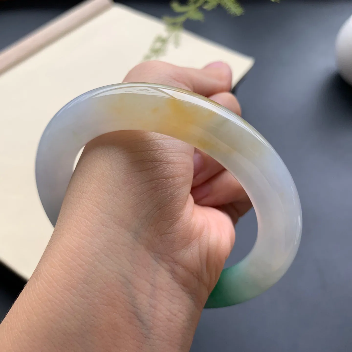 60圈口黄翡飘绿圆条手镯 尺寸：60-11.8，无纹裂，细腻光滑，色泽亮丽