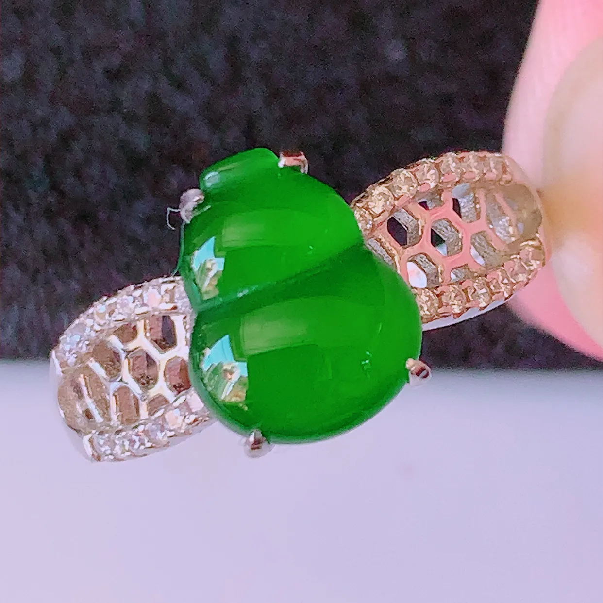 冰透满绿翡翠925银镶嵌葫芦戒指，自然光实拍，翠色灵动，颜色漂亮，种老水足，品相佳，佩戴佳品！#97.7（圈口可调大小）整体22.5*17.7*5裸石10*7.8