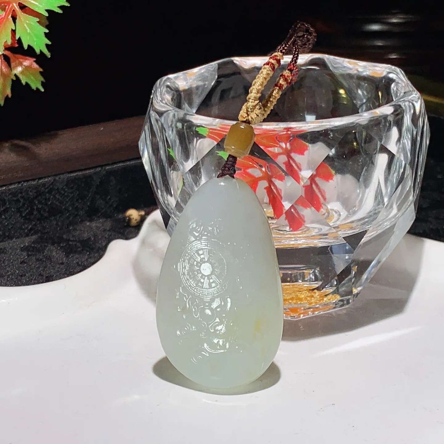 新疆且末糖观音挂件。尺寸42/25/10重18克。玉质细腻油润。手推出油。佩戴高端典雅。lt251107